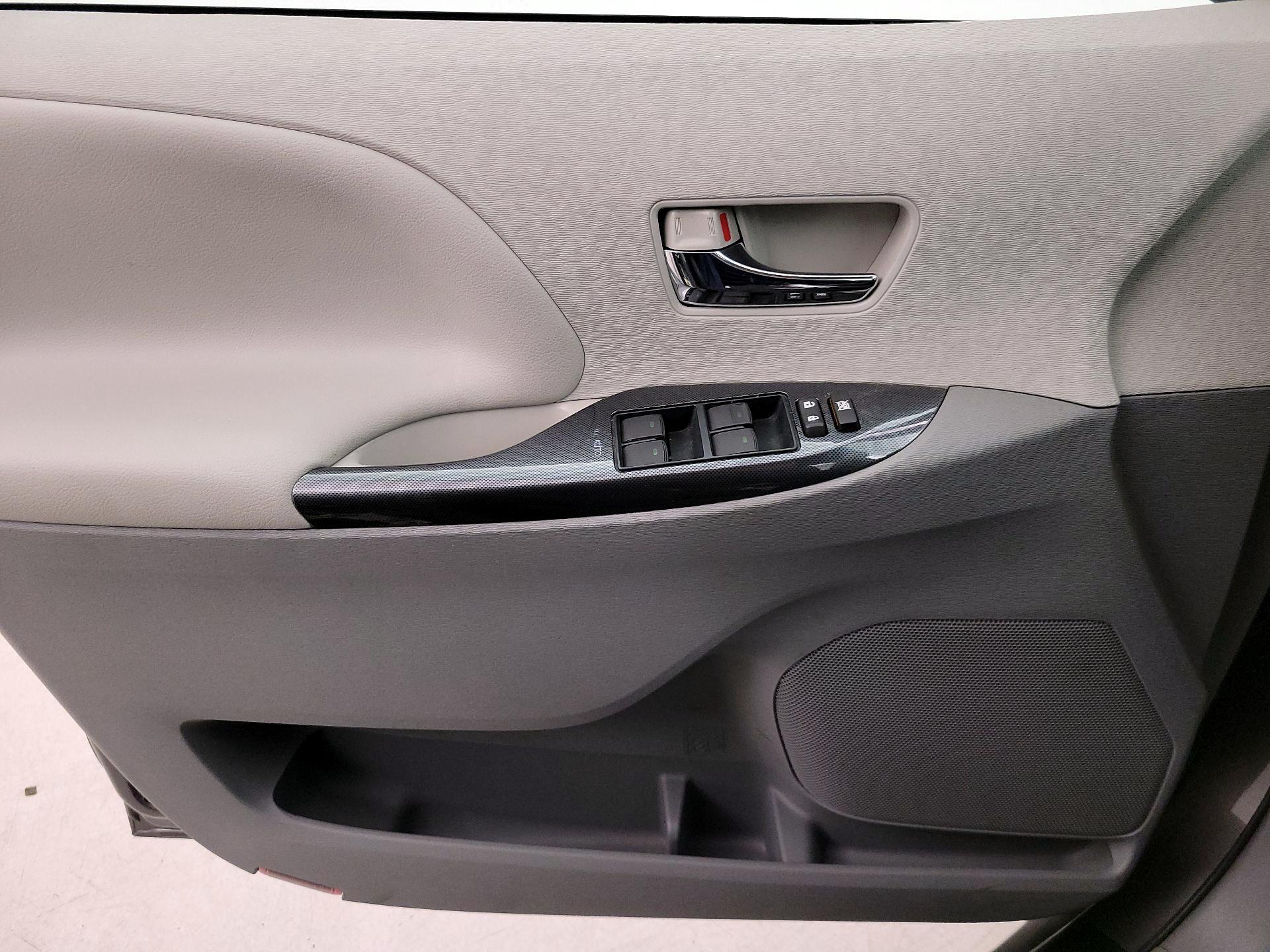 Thumbnail: 2014 Toyota Sienna - 12