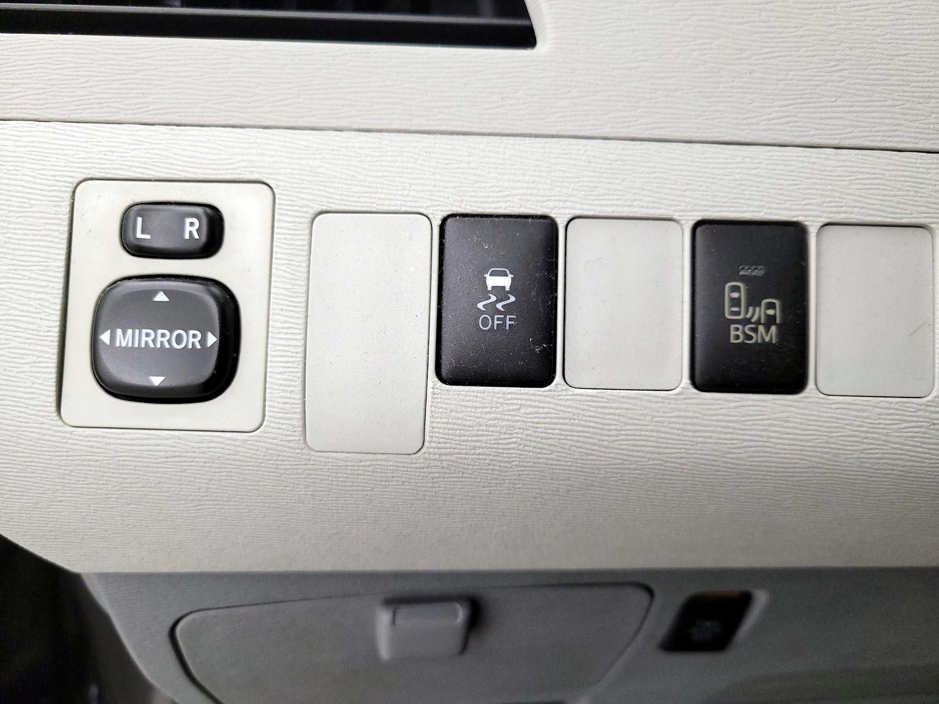 Thumbnail: 2014 Toyota Sienna - 13