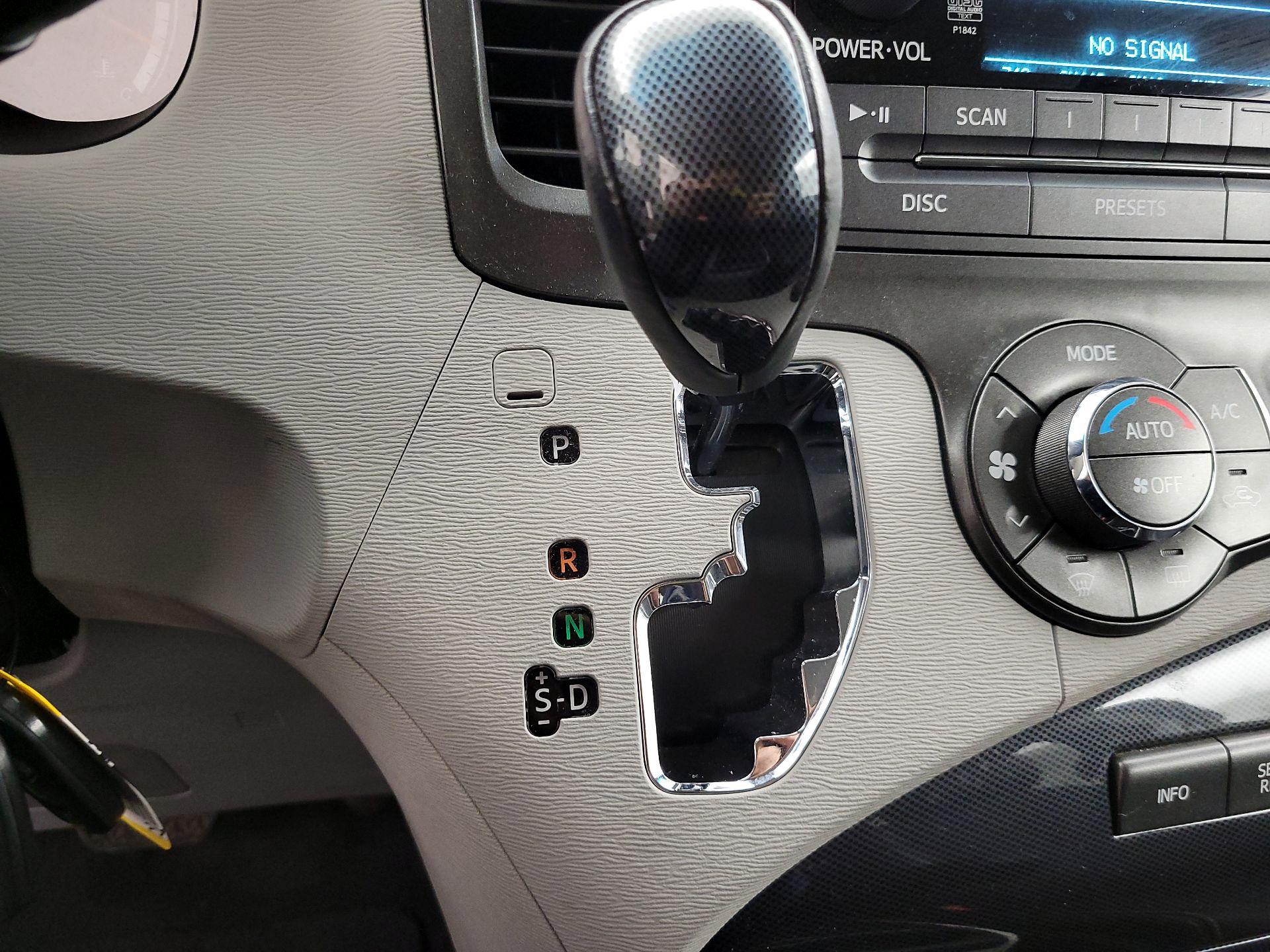 Thumbnail: 2014 Toyota Sienna - 17
