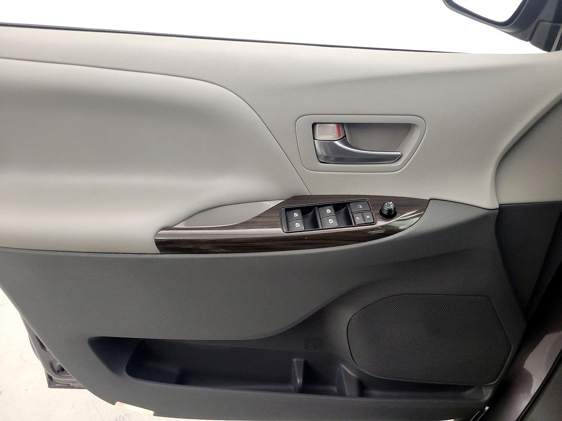 Thumbnail: 2015 Toyota Sienna - 12