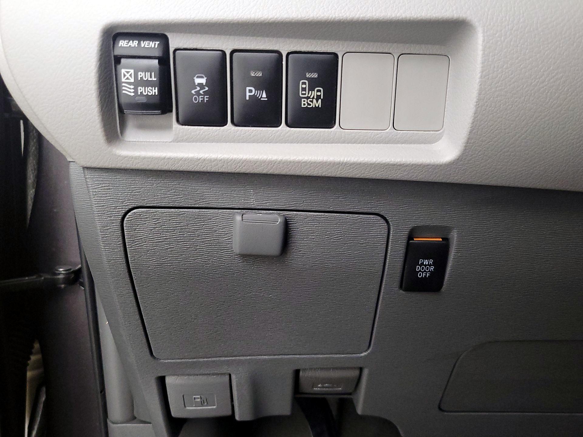 Thumbnail: 2015 Toyota Sienna - 13