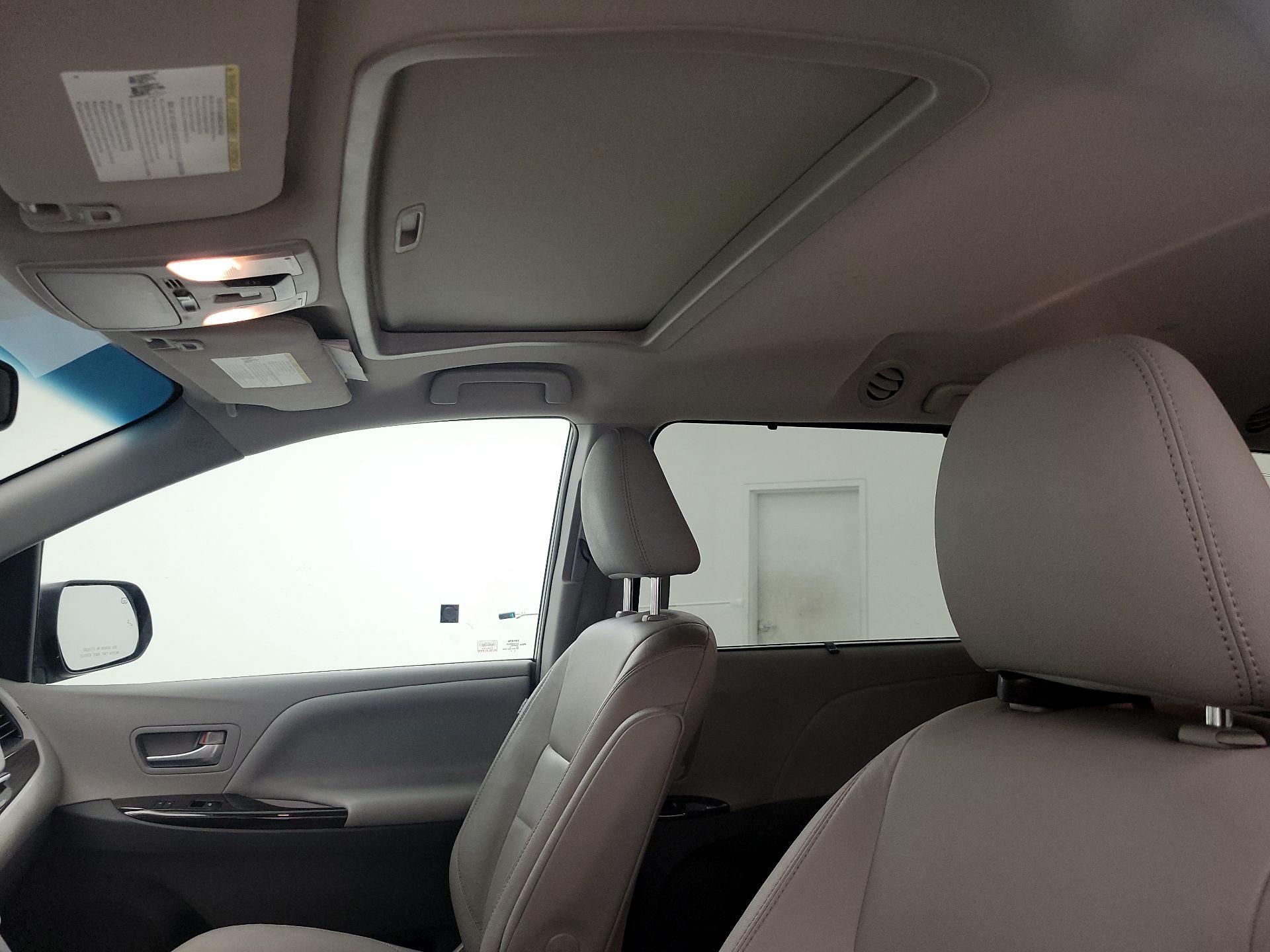 Thumbnail: 2015 Toyota Sienna - 20