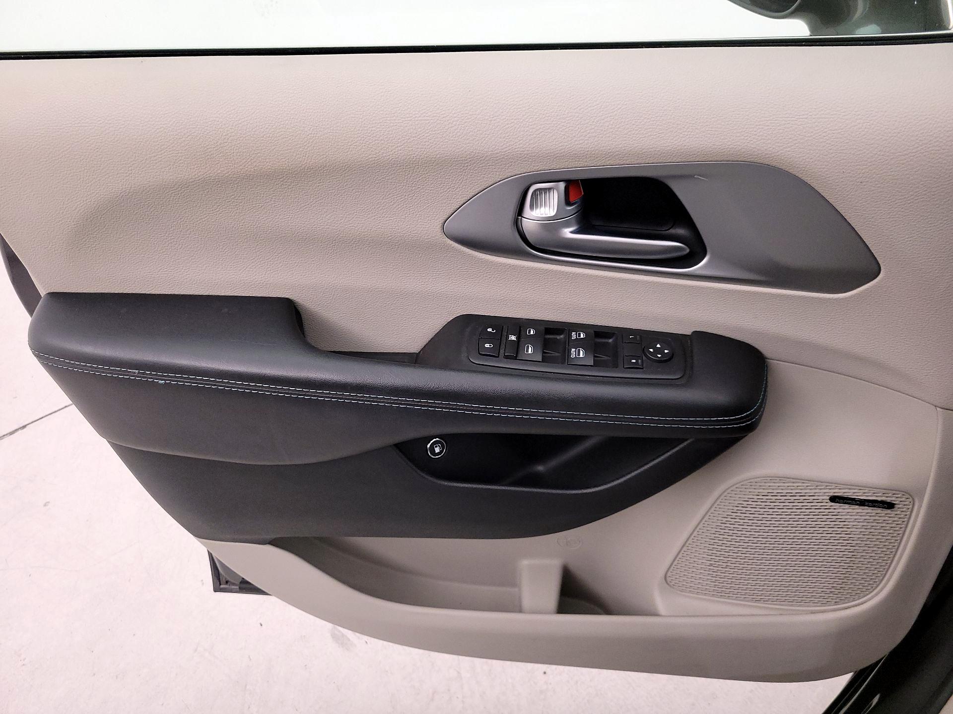 Thumbnail: 2018 Chrysler Pacifica - 12
