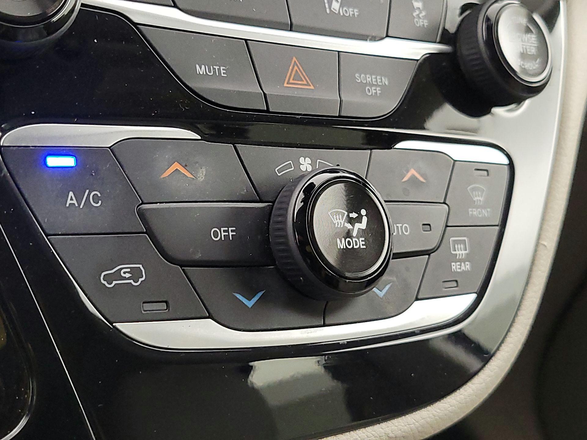 Thumbnail: 2018 Chrysler Pacifica - 17