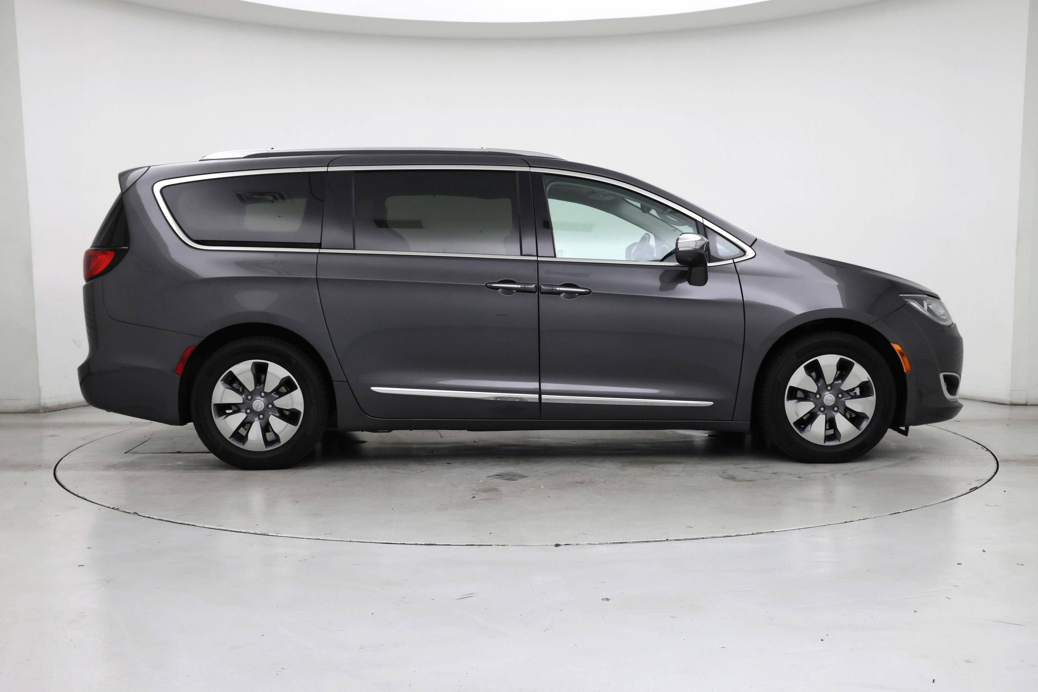 Thumbnail: 2018 Chrysler Pacifica - 7