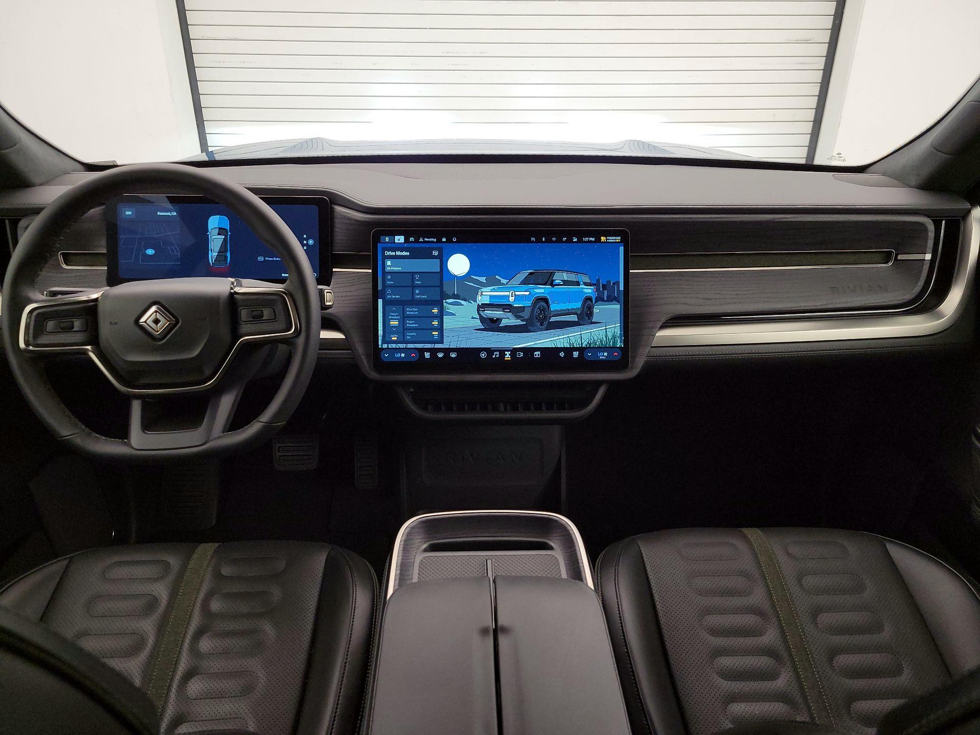 Thumbnail: 2025 Rivian R1S - 9