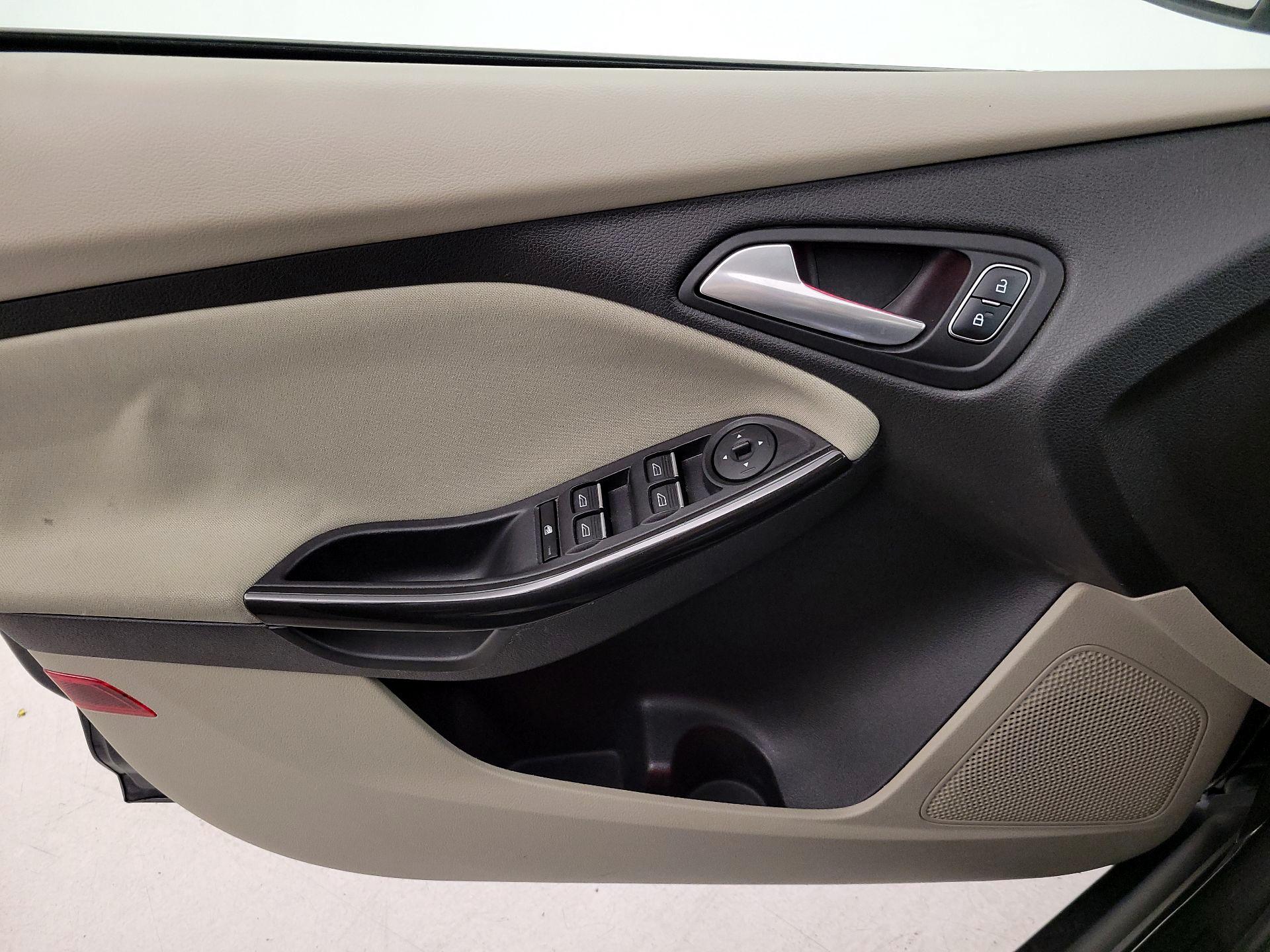 Thumbnail: 2015 Ford Focus - 12