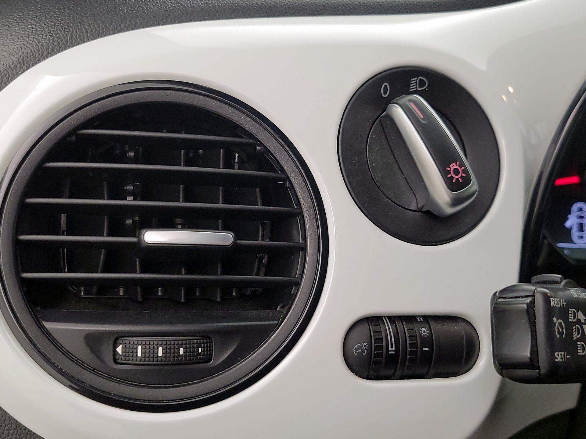 Thumbnail: 2015 Volkswagen Beetle - 13