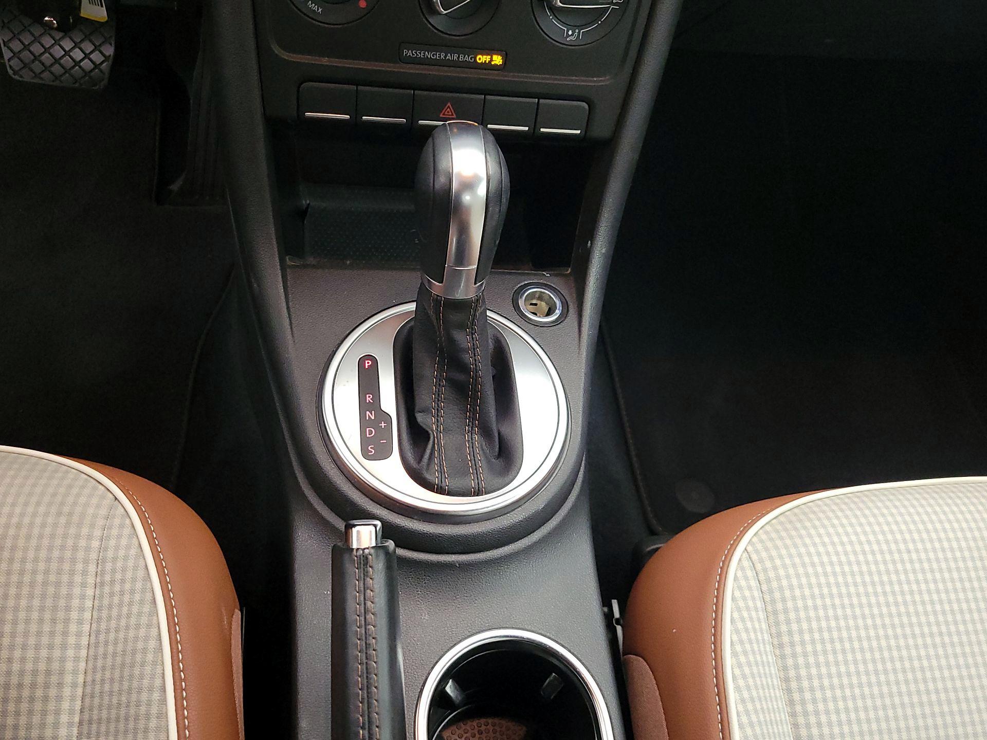 Thumbnail: 2015 Volkswagen Beetle - 16