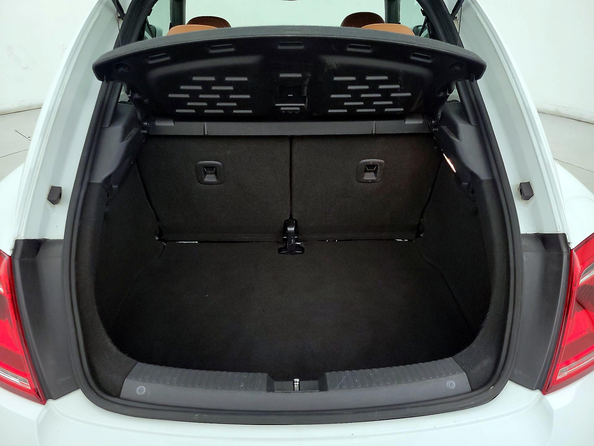 Thumbnail: 2015 Volkswagen Beetle - 18