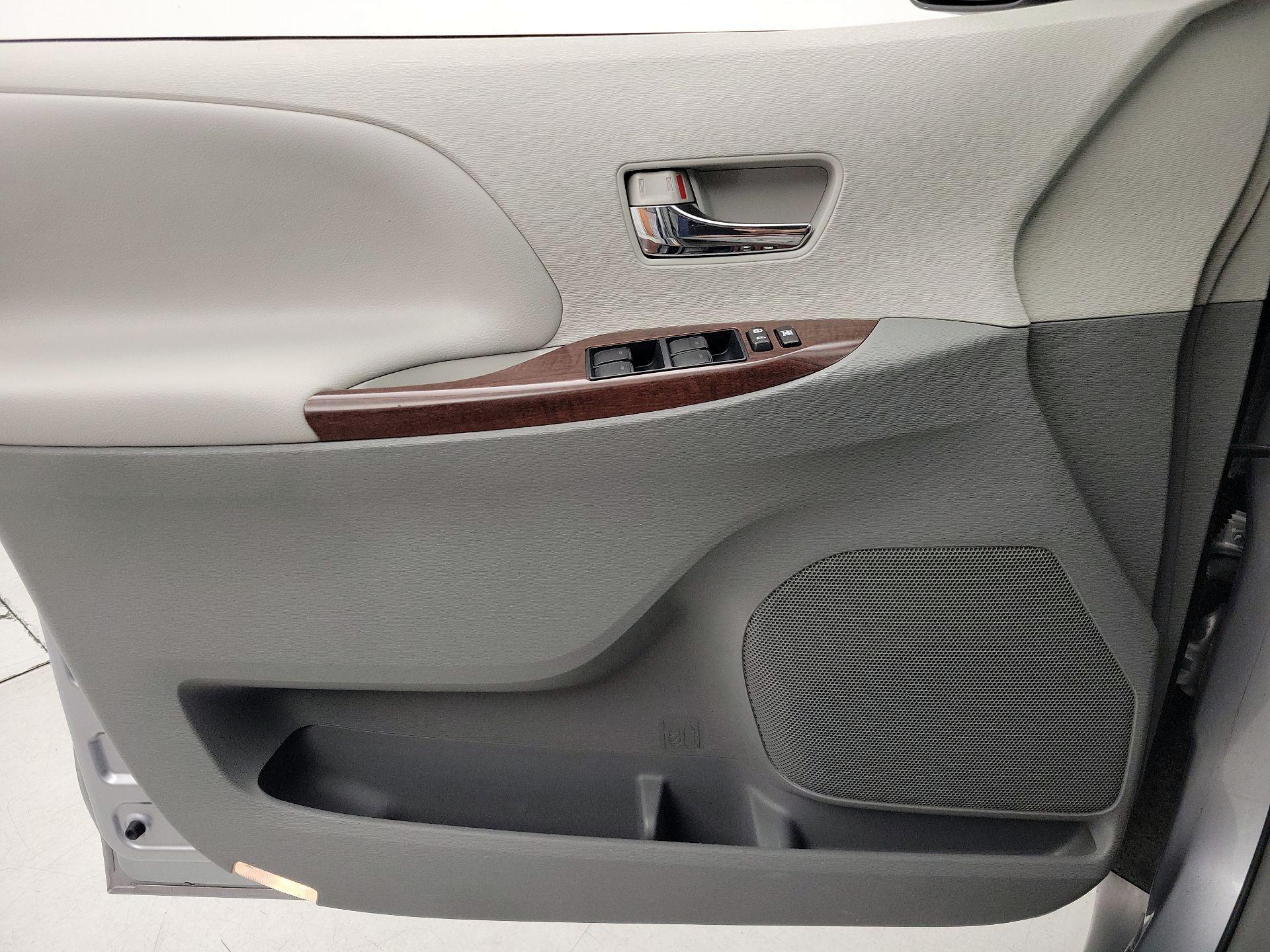 Thumbnail: 2013 Toyota Sienna - 12