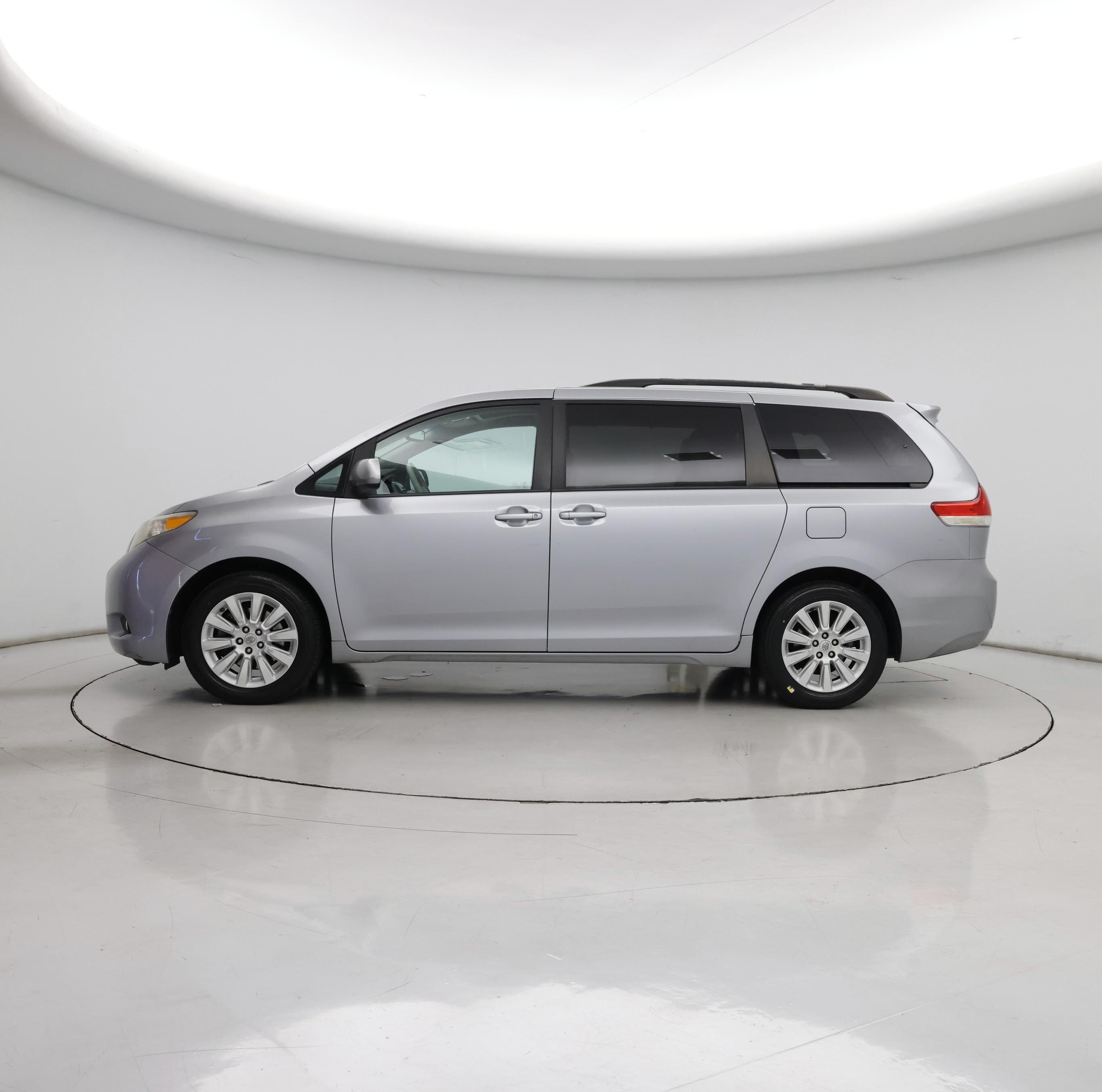 Thumbnail: 2013 Toyota Sienna - 3
