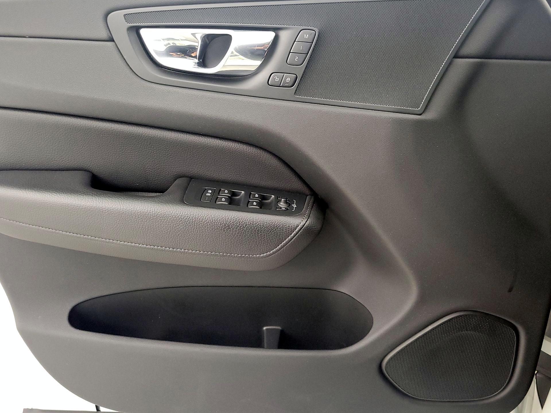 Thumbnail: 2019 Volvo XC60 - 12