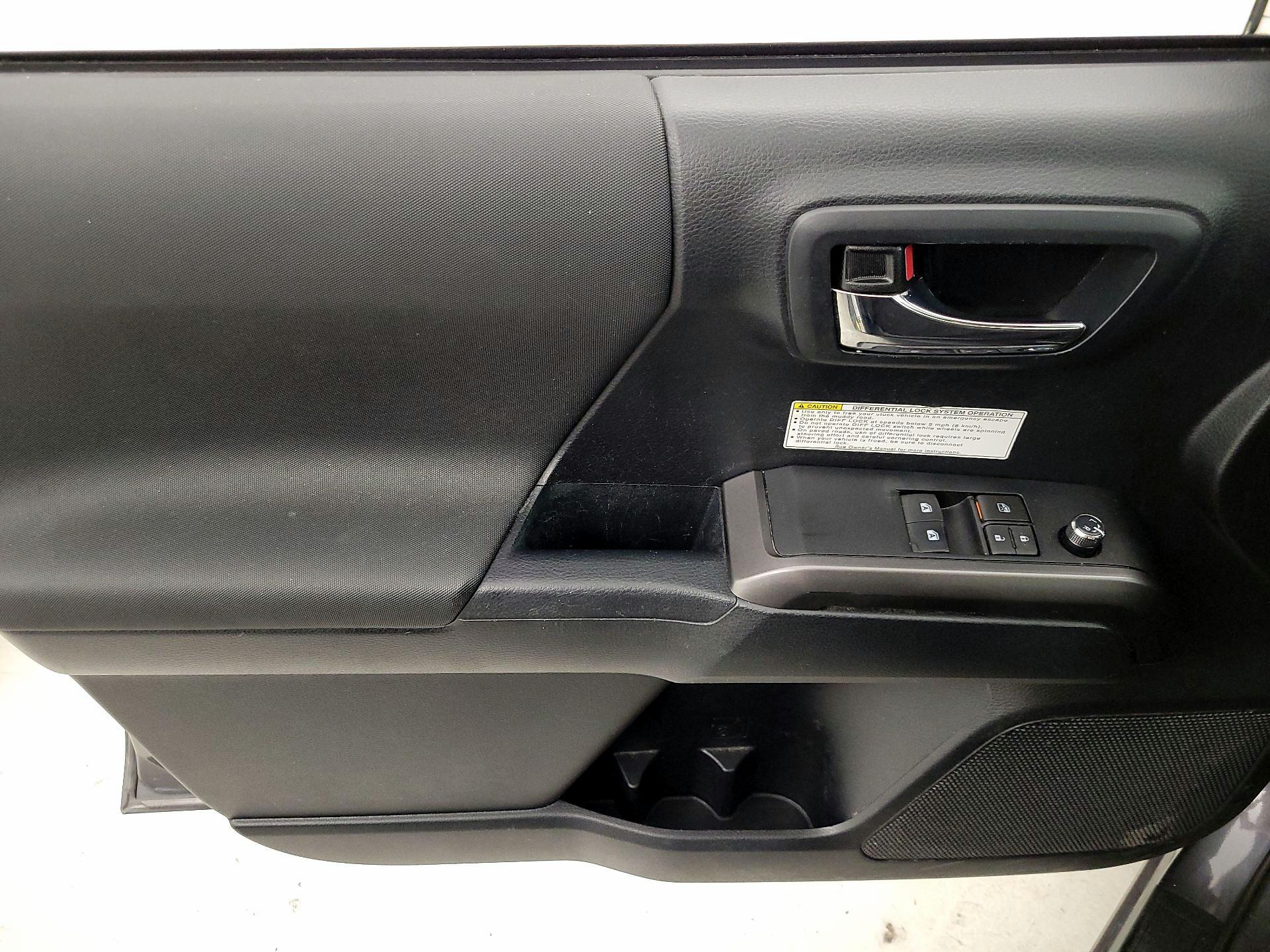 Thumbnail: 2018 Toyota Tacoma - 12