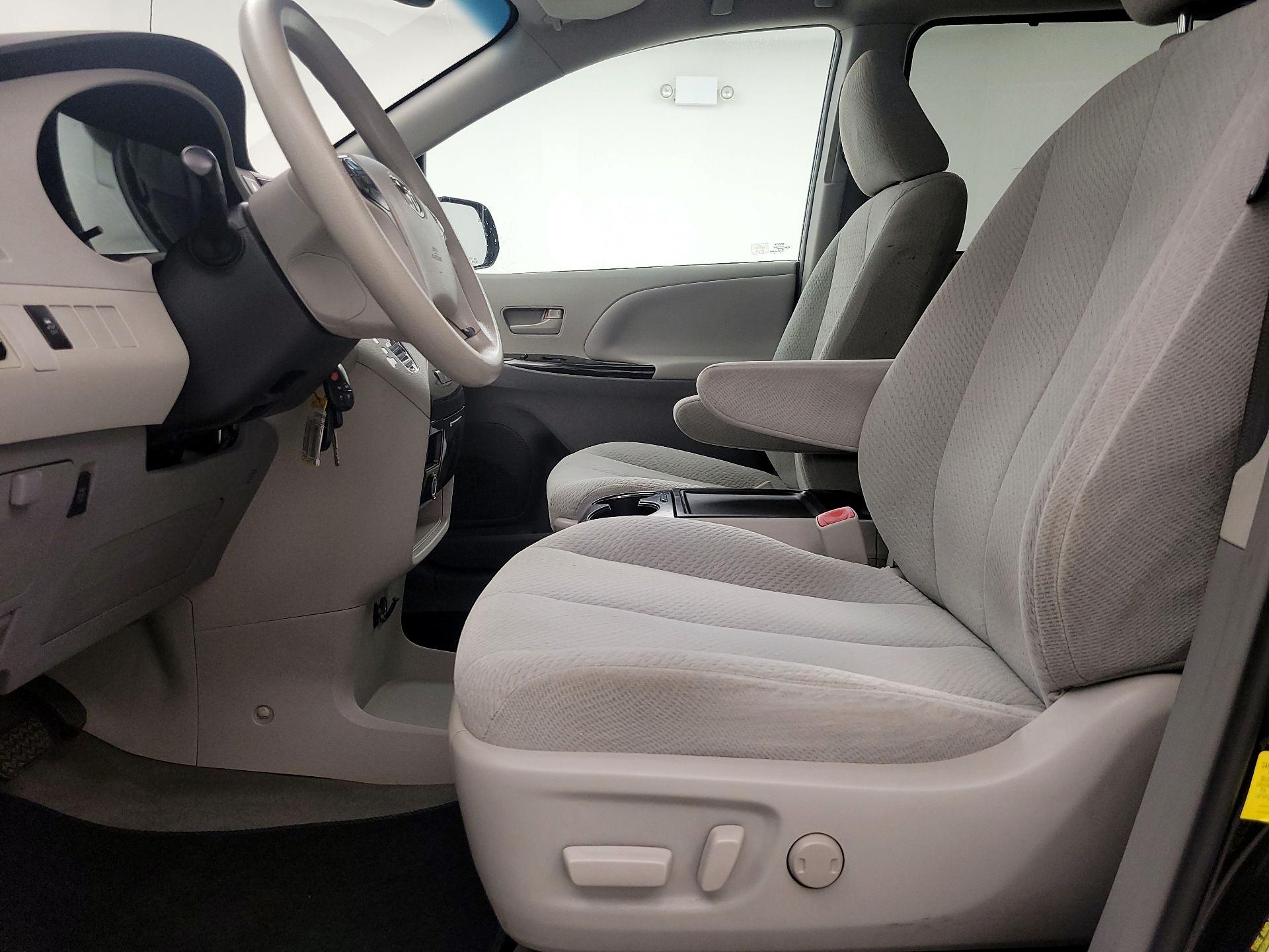 Thumbnail: 2013 Toyota Sienna - 11