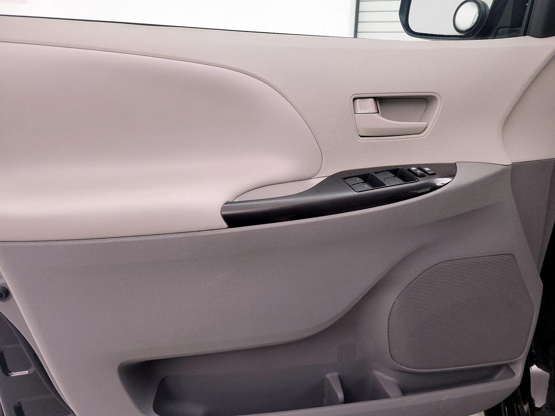 Thumbnail: 2013 Toyota Sienna - 12