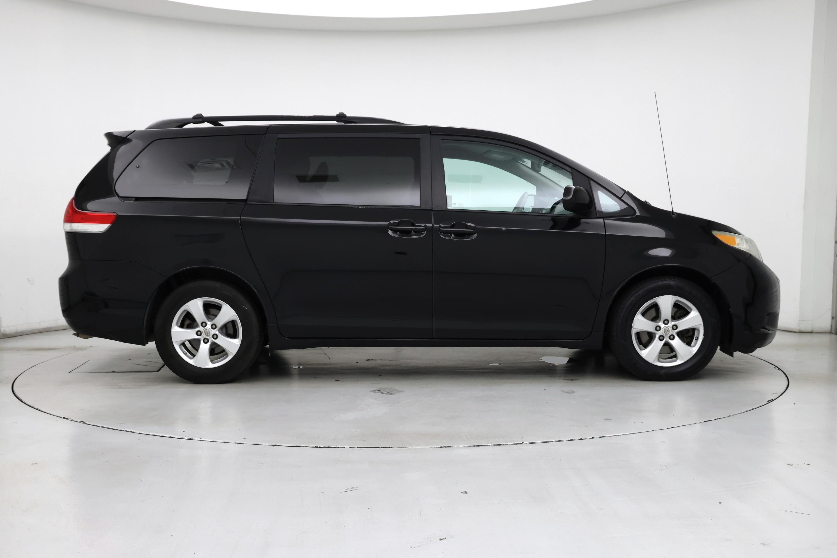 Thumbnail: 2013 Toyota Sienna - 7