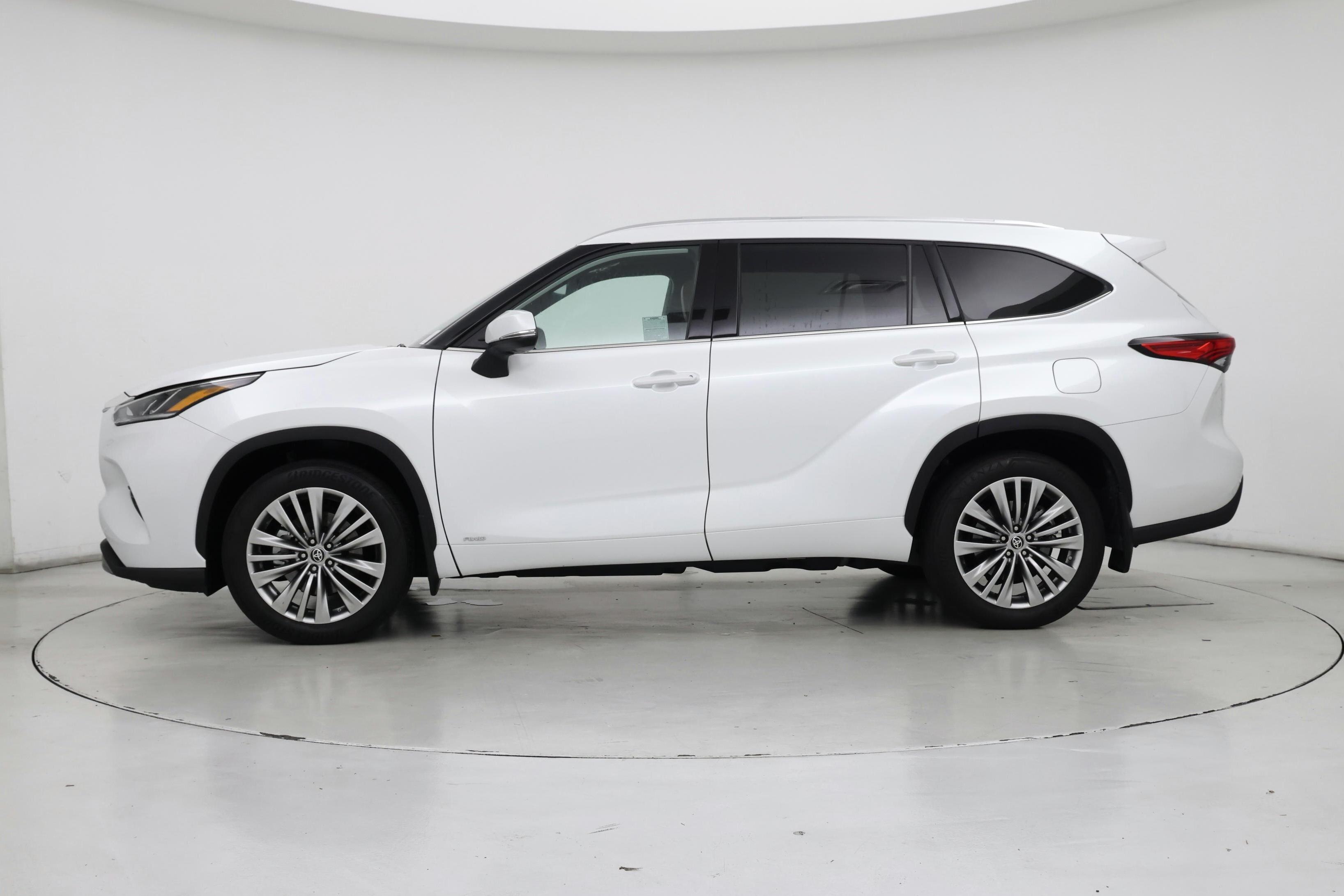 Thumbnail: 2022 Toyota Highlander - 3