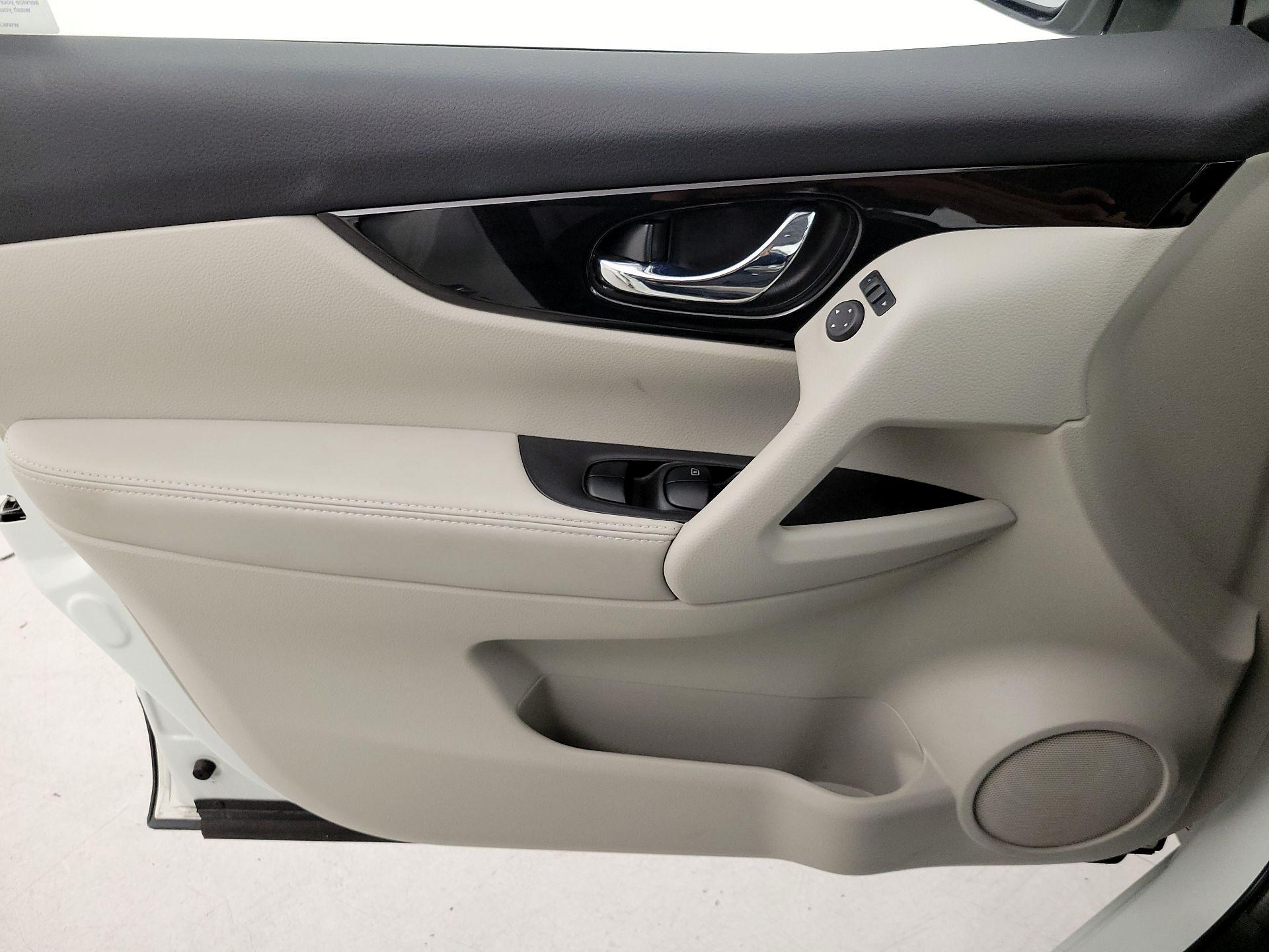 Thumbnail: 2021 Nissan Rogue Sport - 12