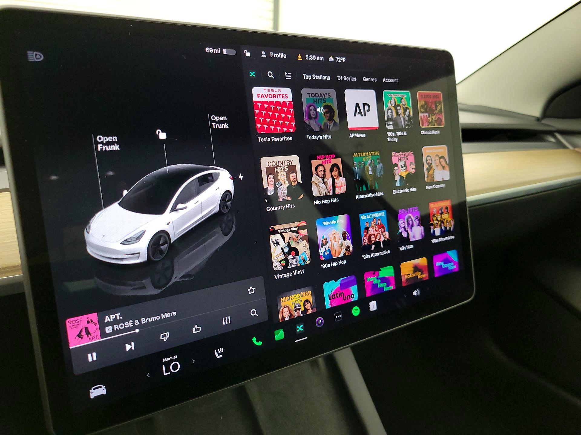 Thumbnail: 2023 Tesla Model 3 - 15