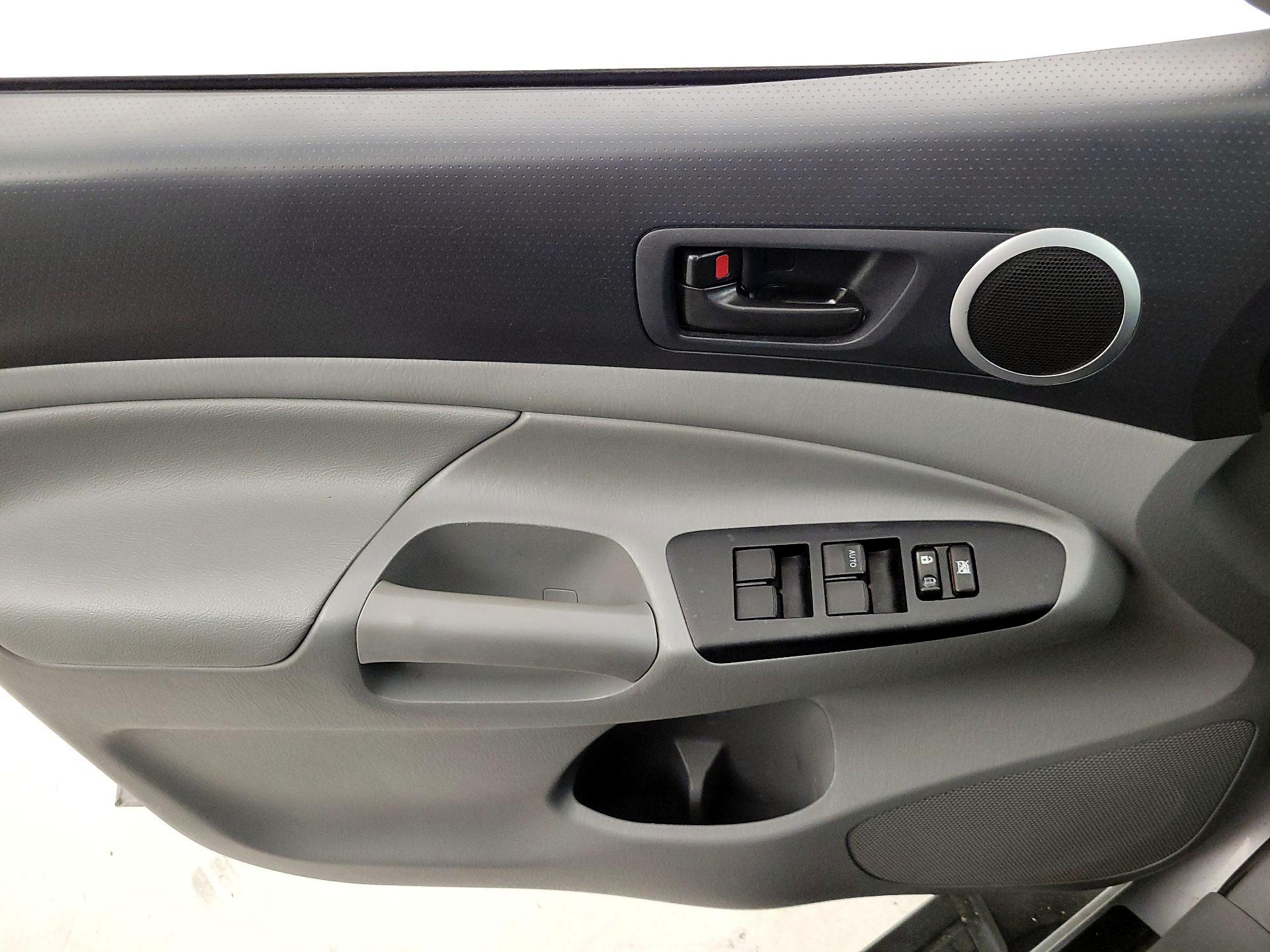 Thumbnail: 2014 Toyota Tacoma - 12
