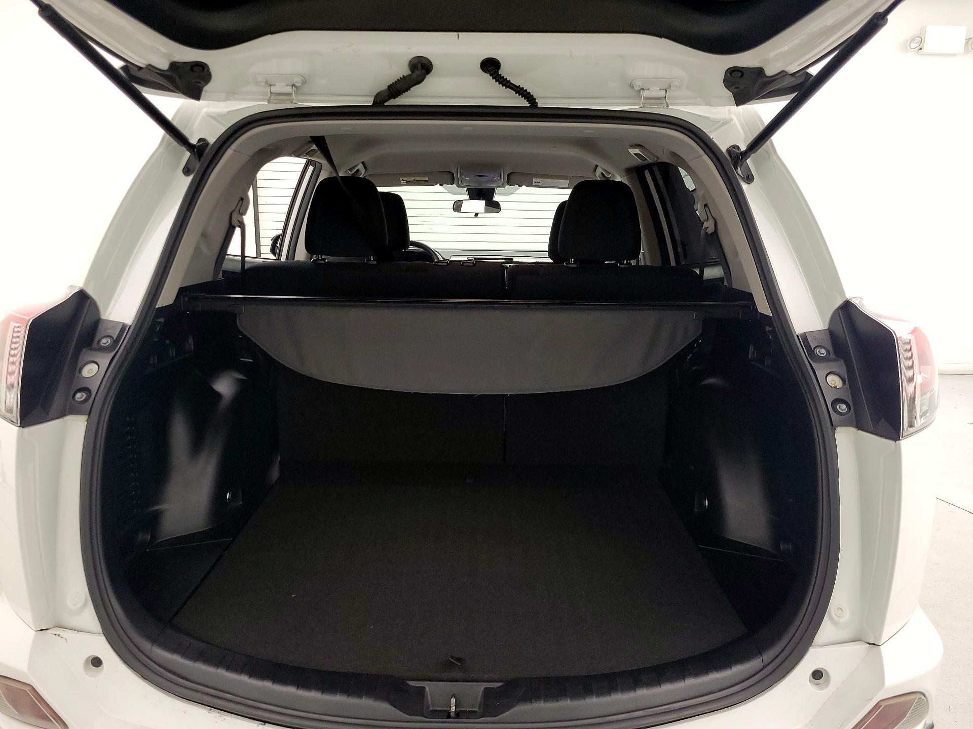 Thumbnail: 2018 Toyota RAV4 - 20