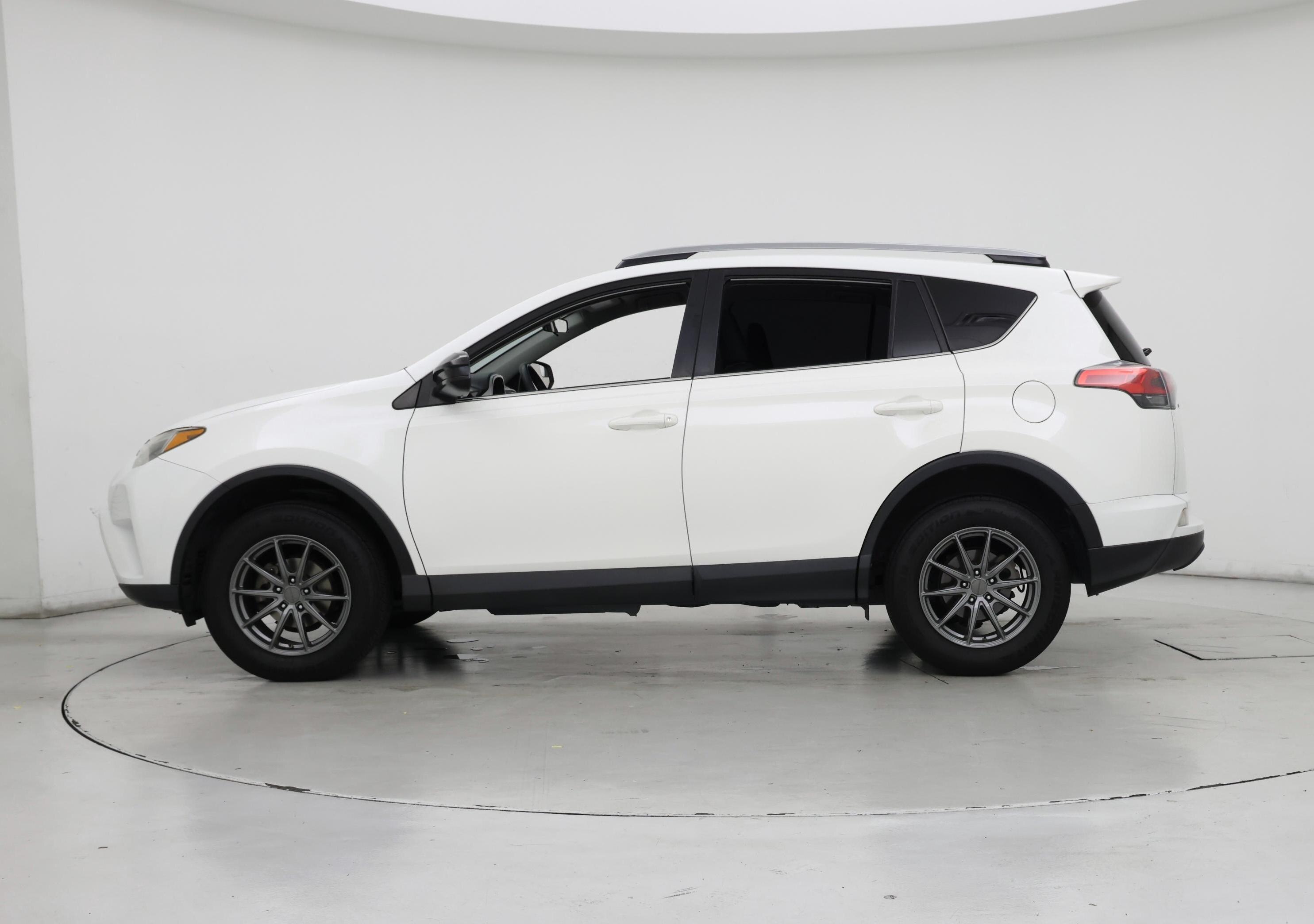 Thumbnail: 2018 Toyota RAV4 - 3