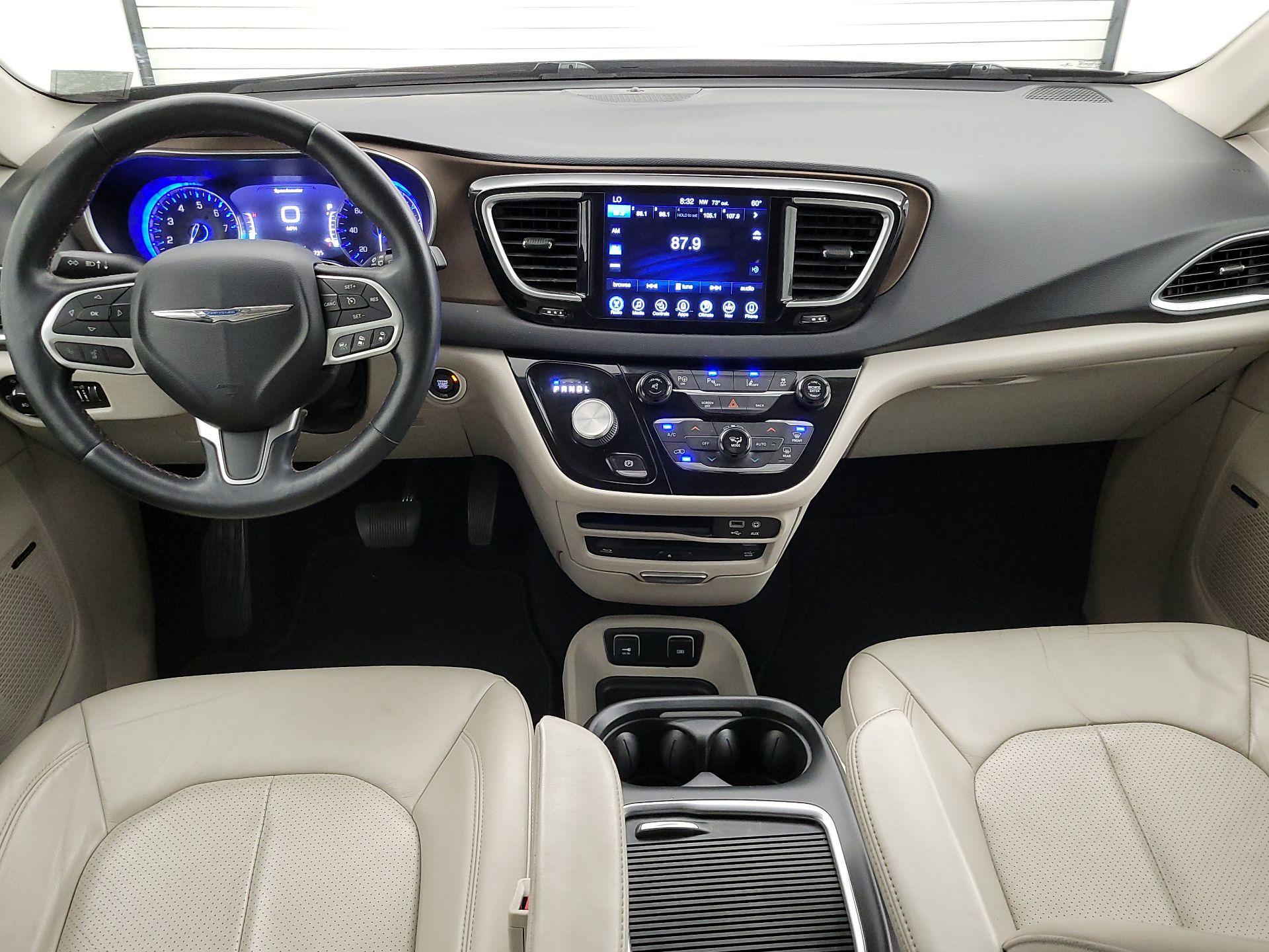 Thumbnail: 2017 Chrysler Pacifica - 9