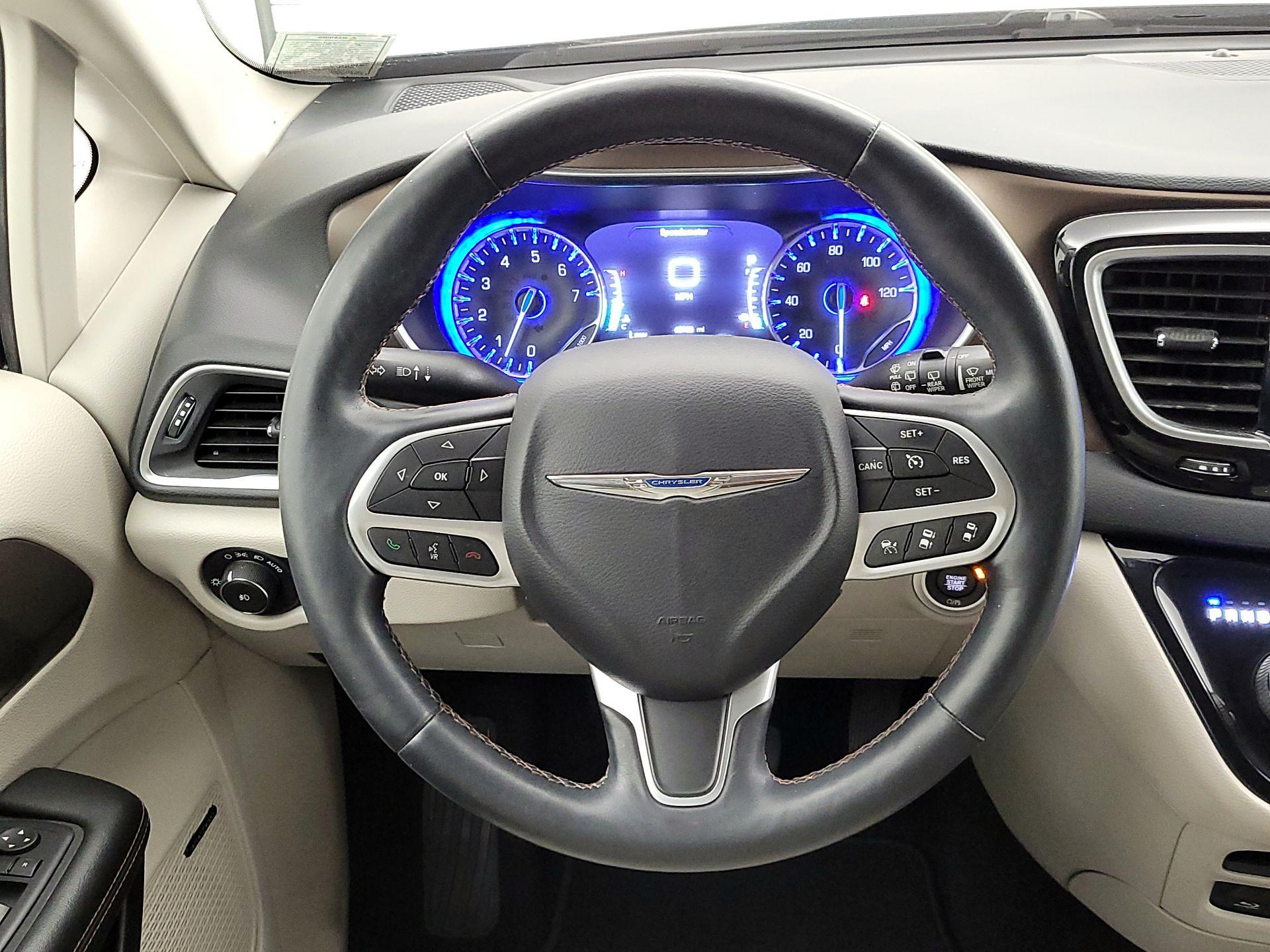 Thumbnail: 2017 Chrysler Pacifica - 10