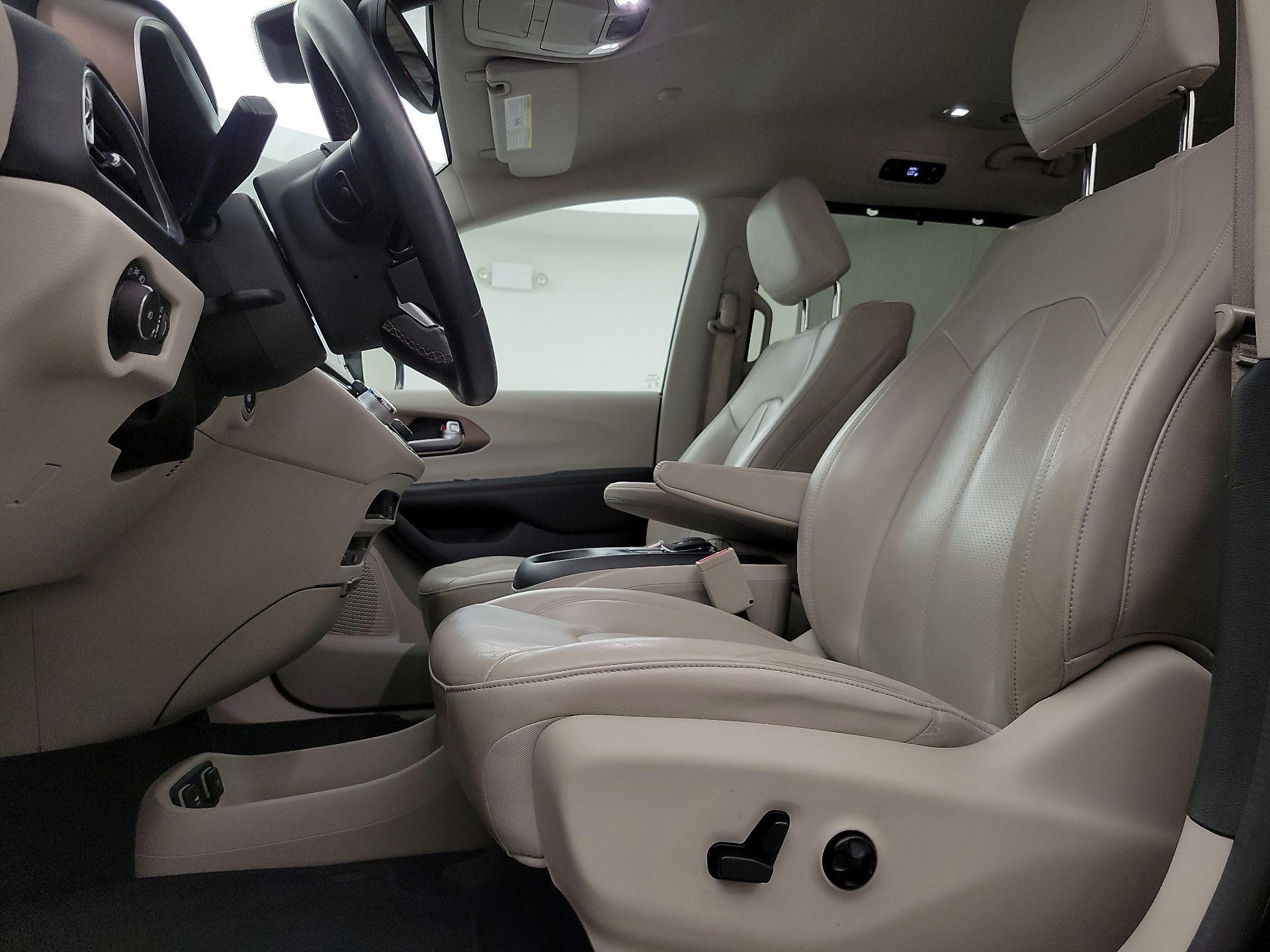 Thumbnail: 2017 Chrysler Pacifica - 11