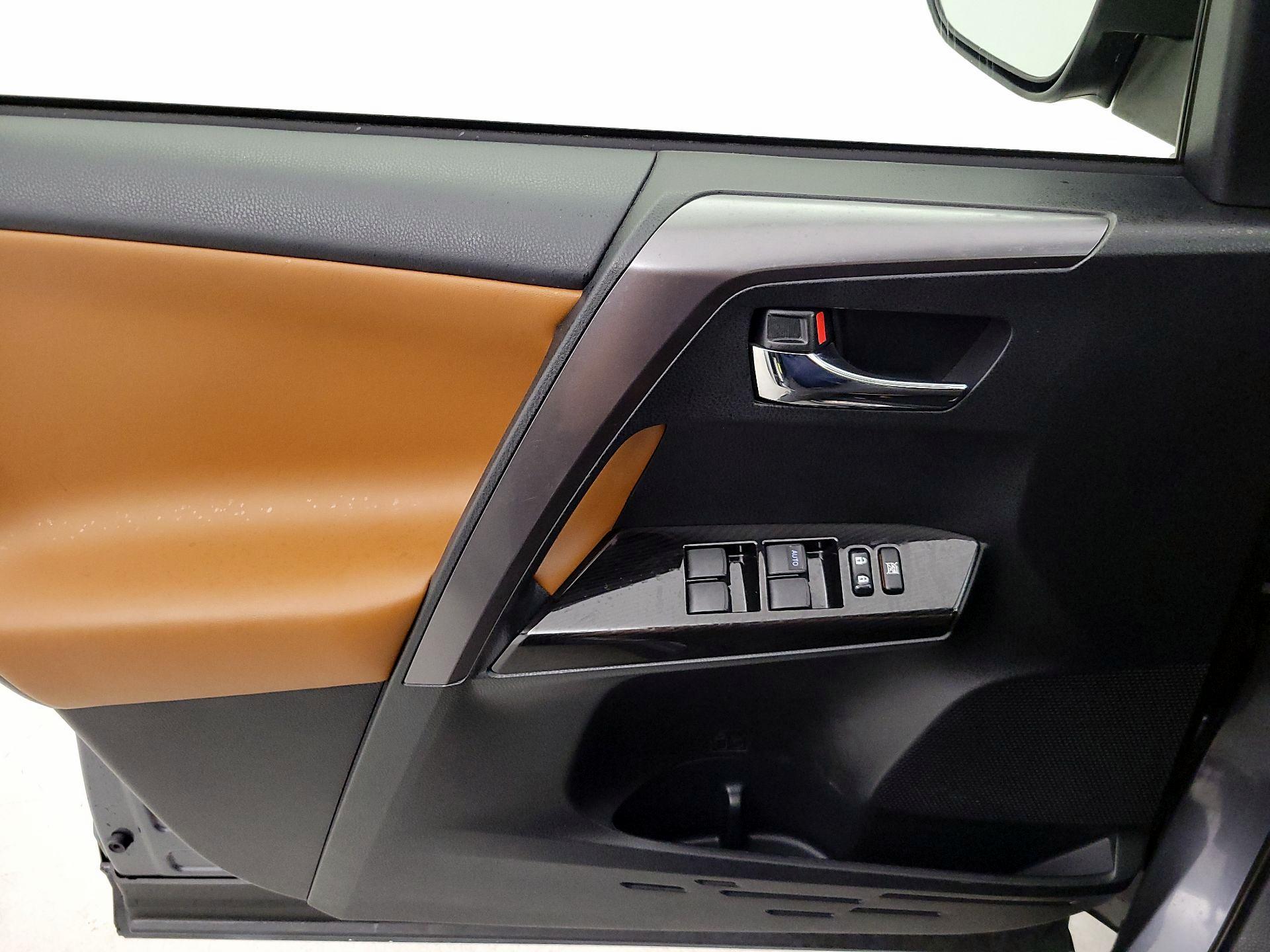 Thumbnail: 2018 Toyota RAV4 - 12