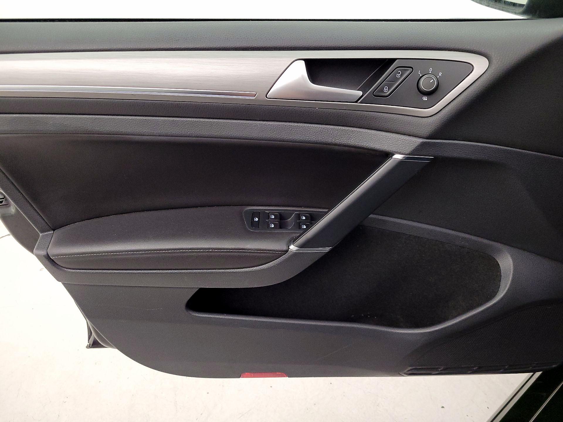 Thumbnail: 2016 Volkswagen Golf - 12