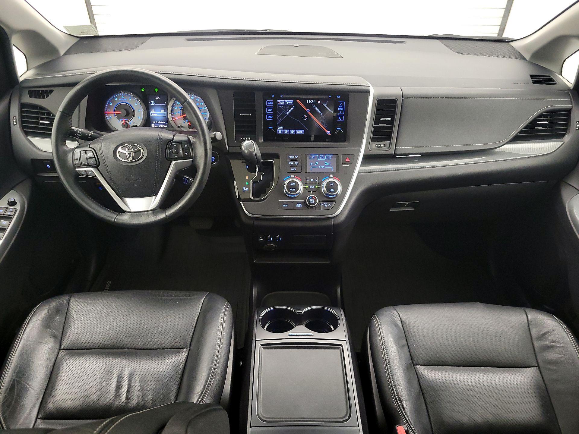 Thumbnail: 2017 Toyota Sienna - 9