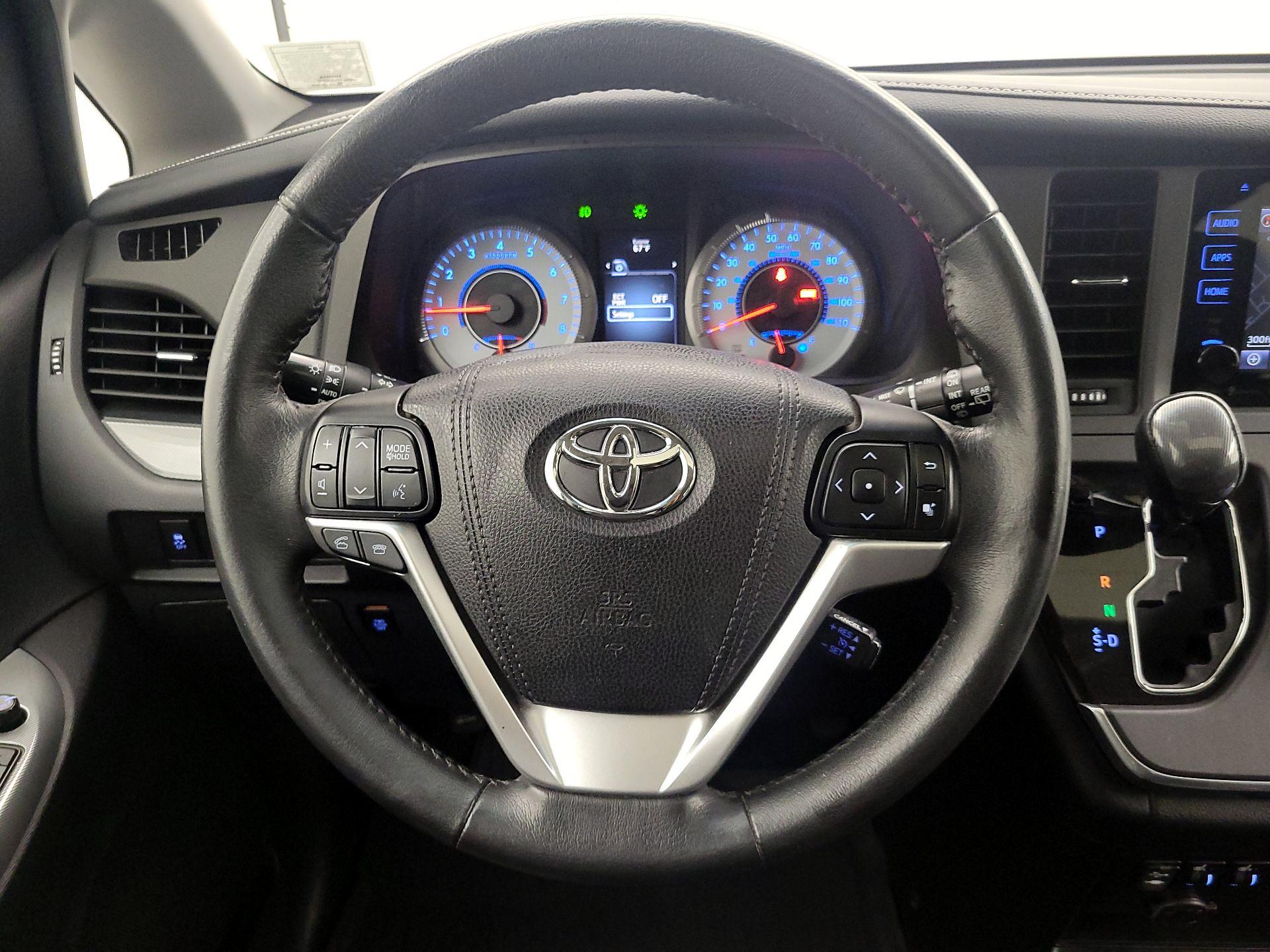 Thumbnail: 2017 Toyota Sienna - 10
