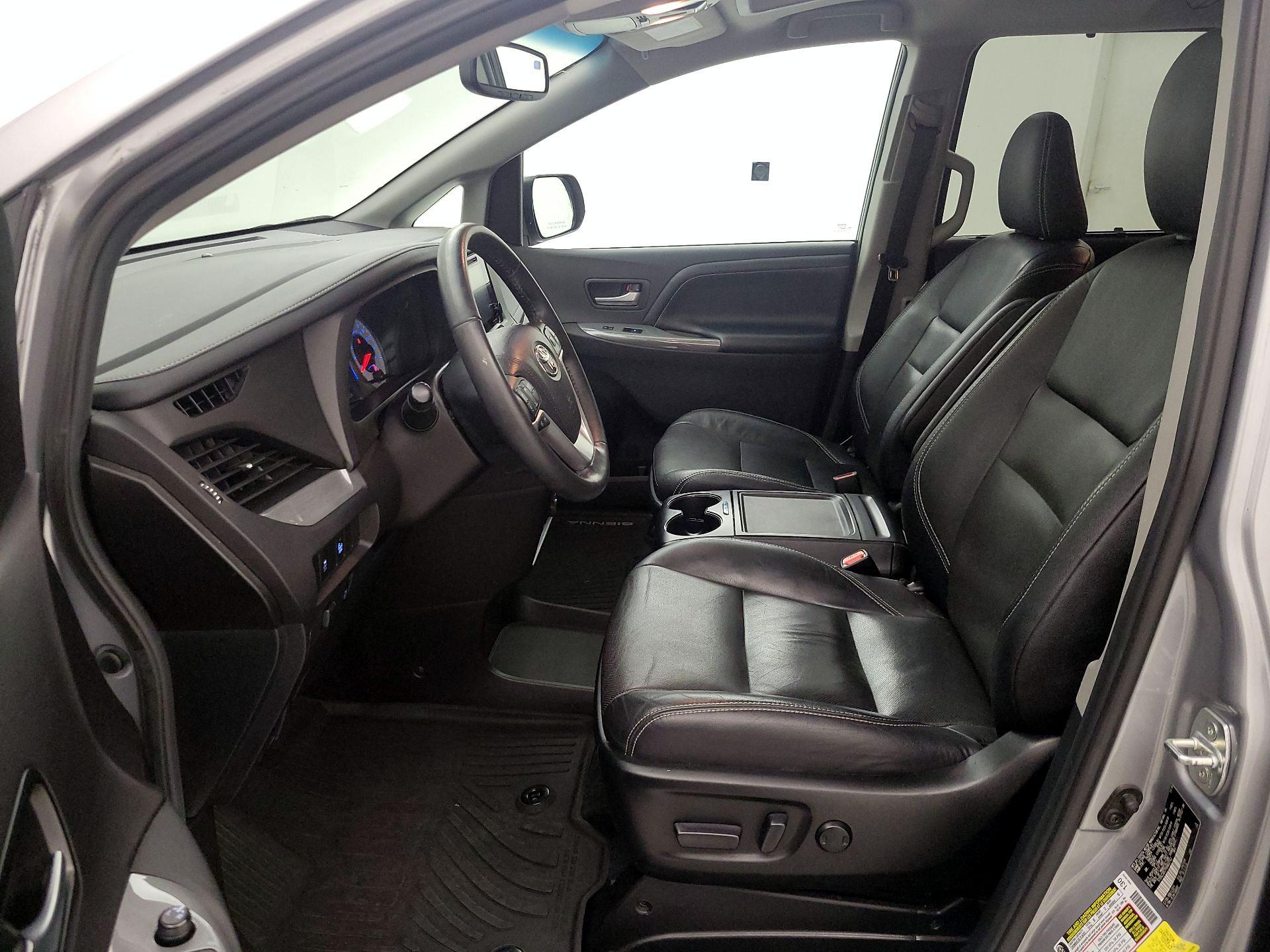Thumbnail: 2017 Toyota Sienna - 11
