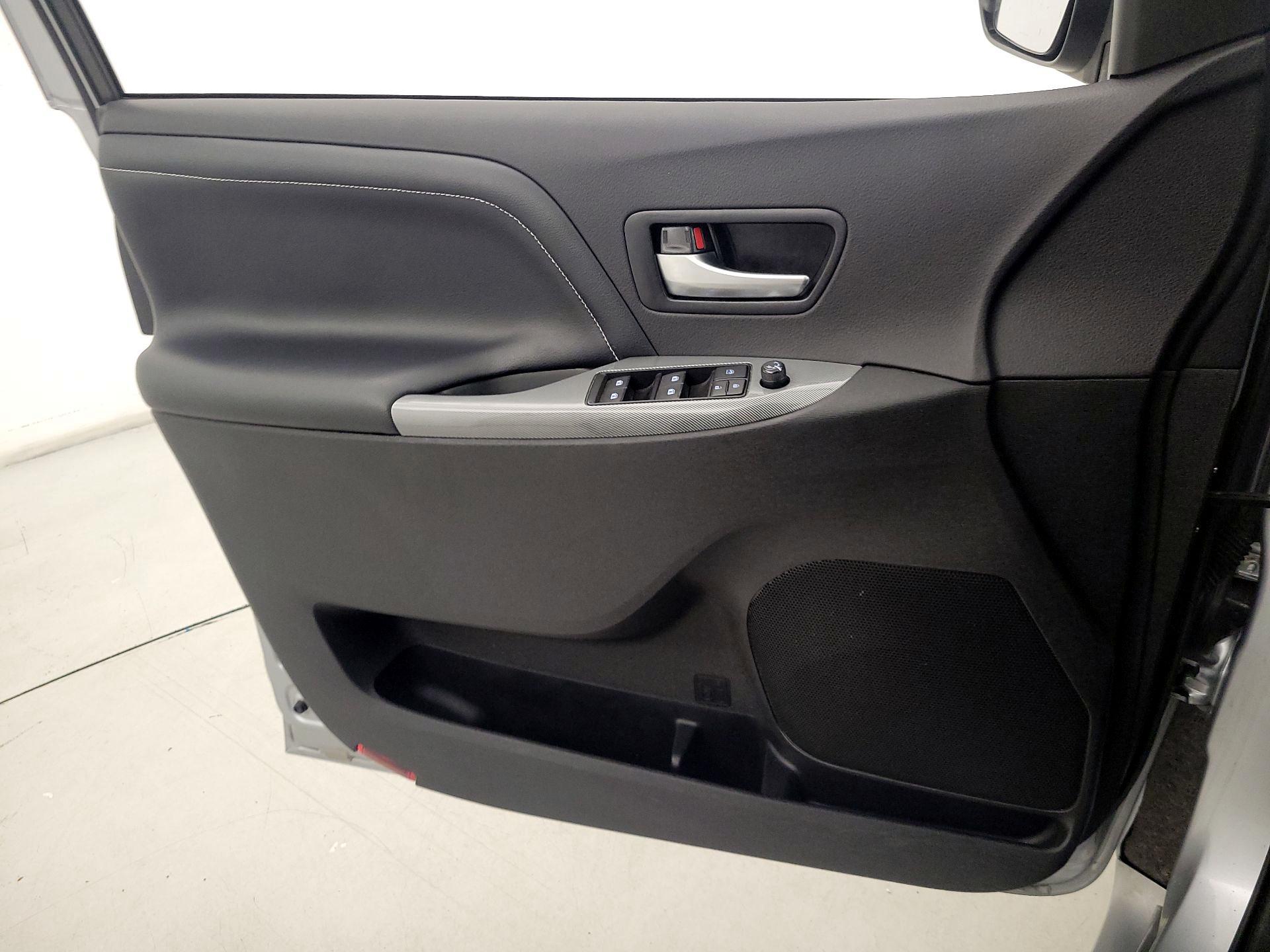 Thumbnail: 2017 Toyota Sienna - 12