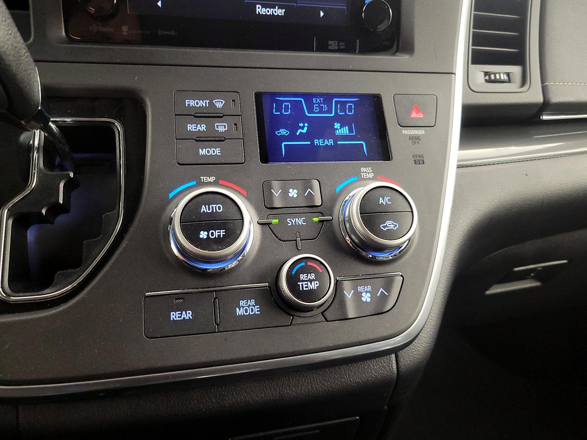 Thumbnail: 2017 Toyota Sienna - 17