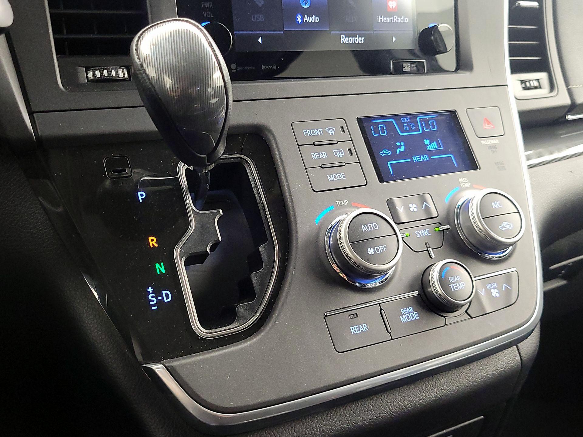 Thumbnail: 2017 Toyota Sienna - 18