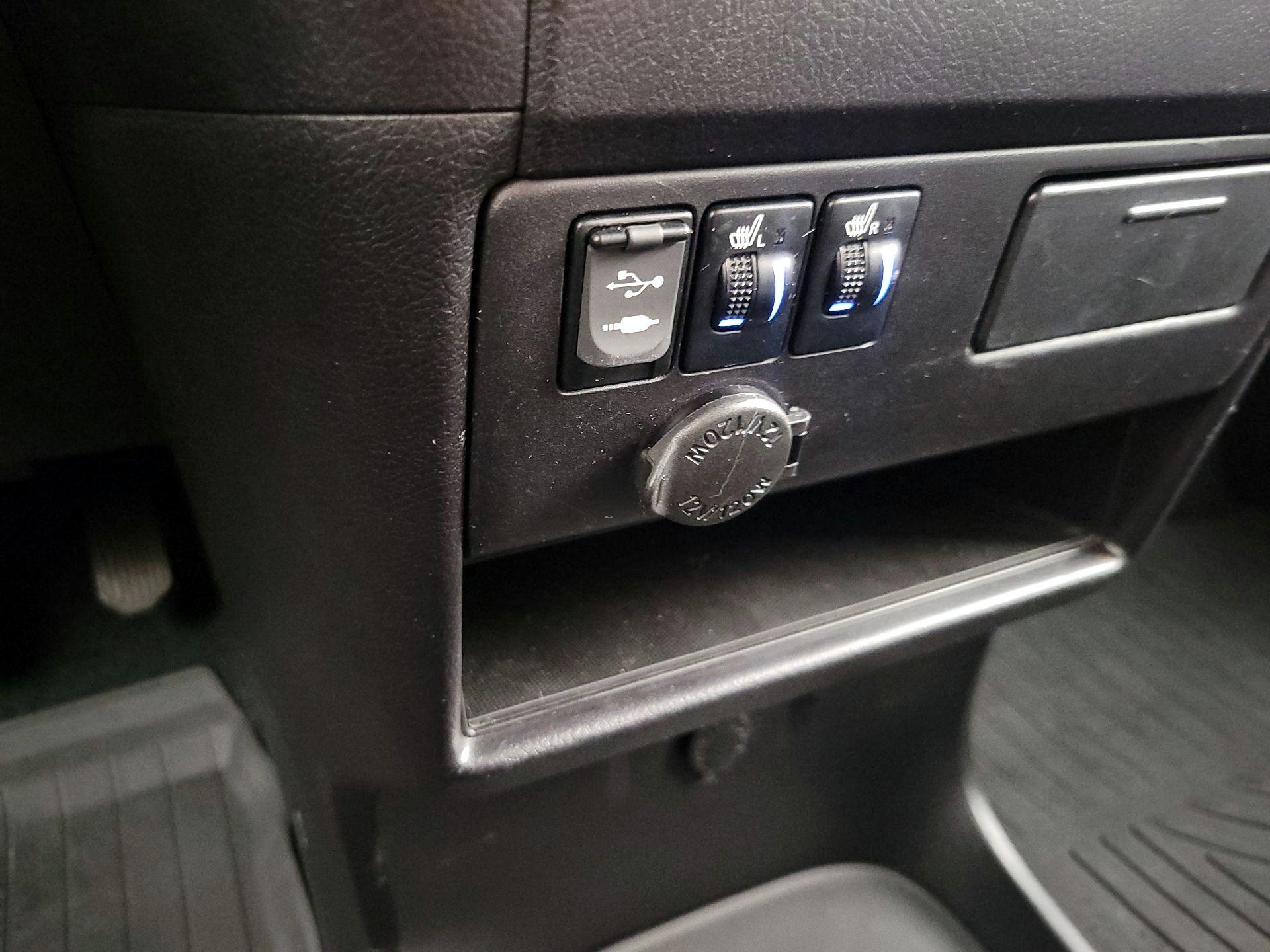 Thumbnail: 2017 Toyota Sienna - 19