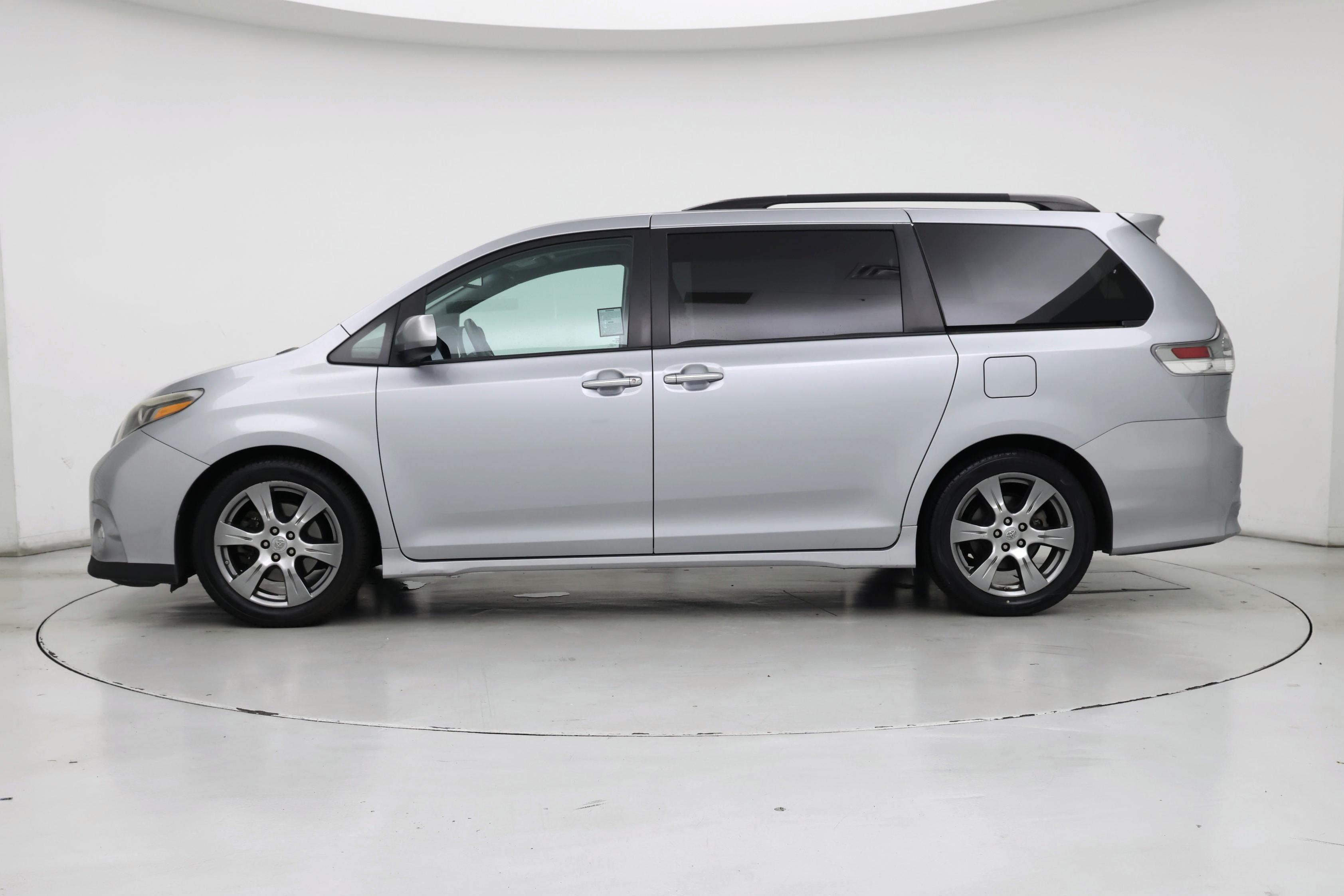 Thumbnail: 2017 Toyota Sienna - 3