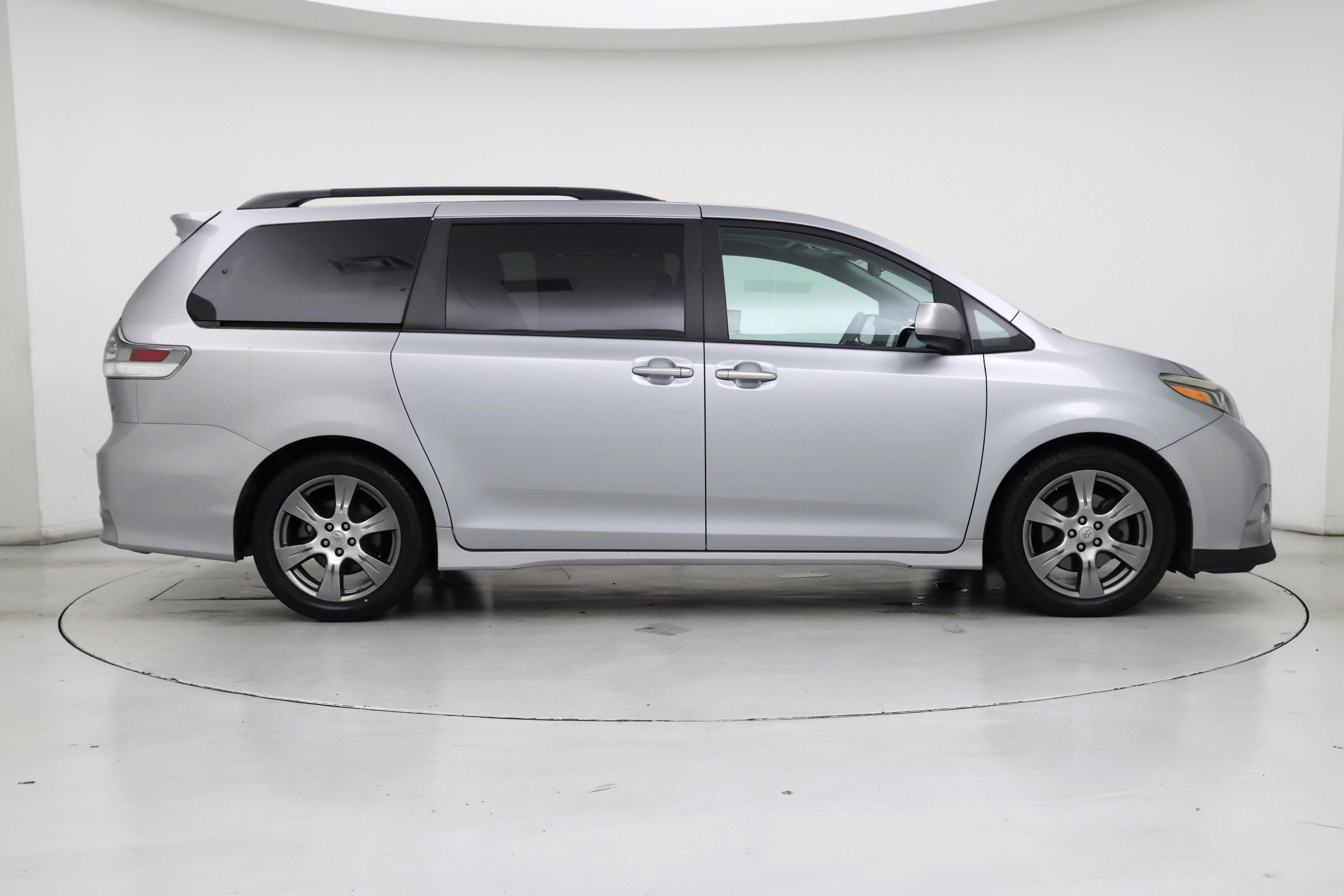 Thumbnail: 2017 Toyota Sienna - 7