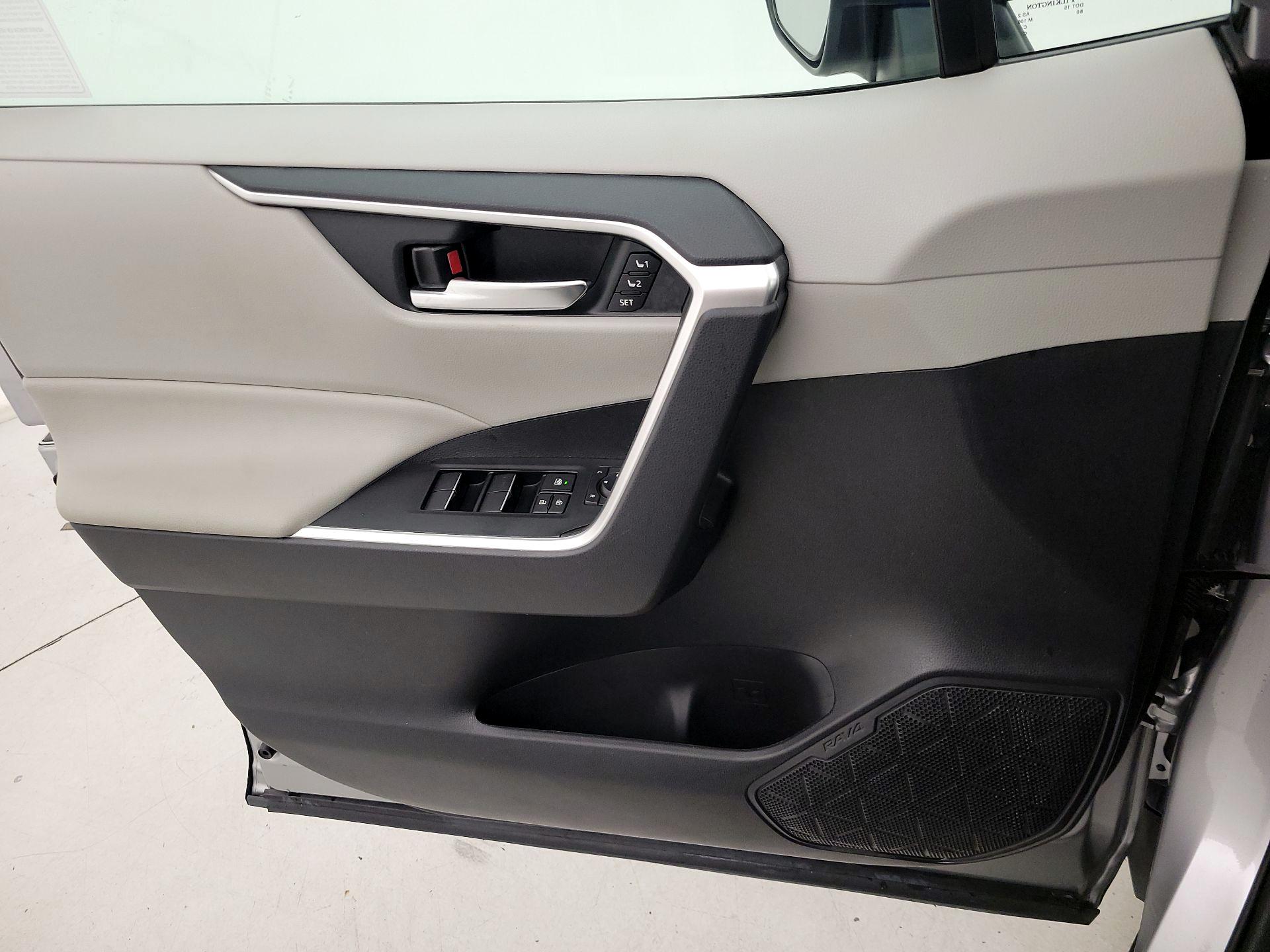 Thumbnail: 2020 Toyota RAV4 - 12