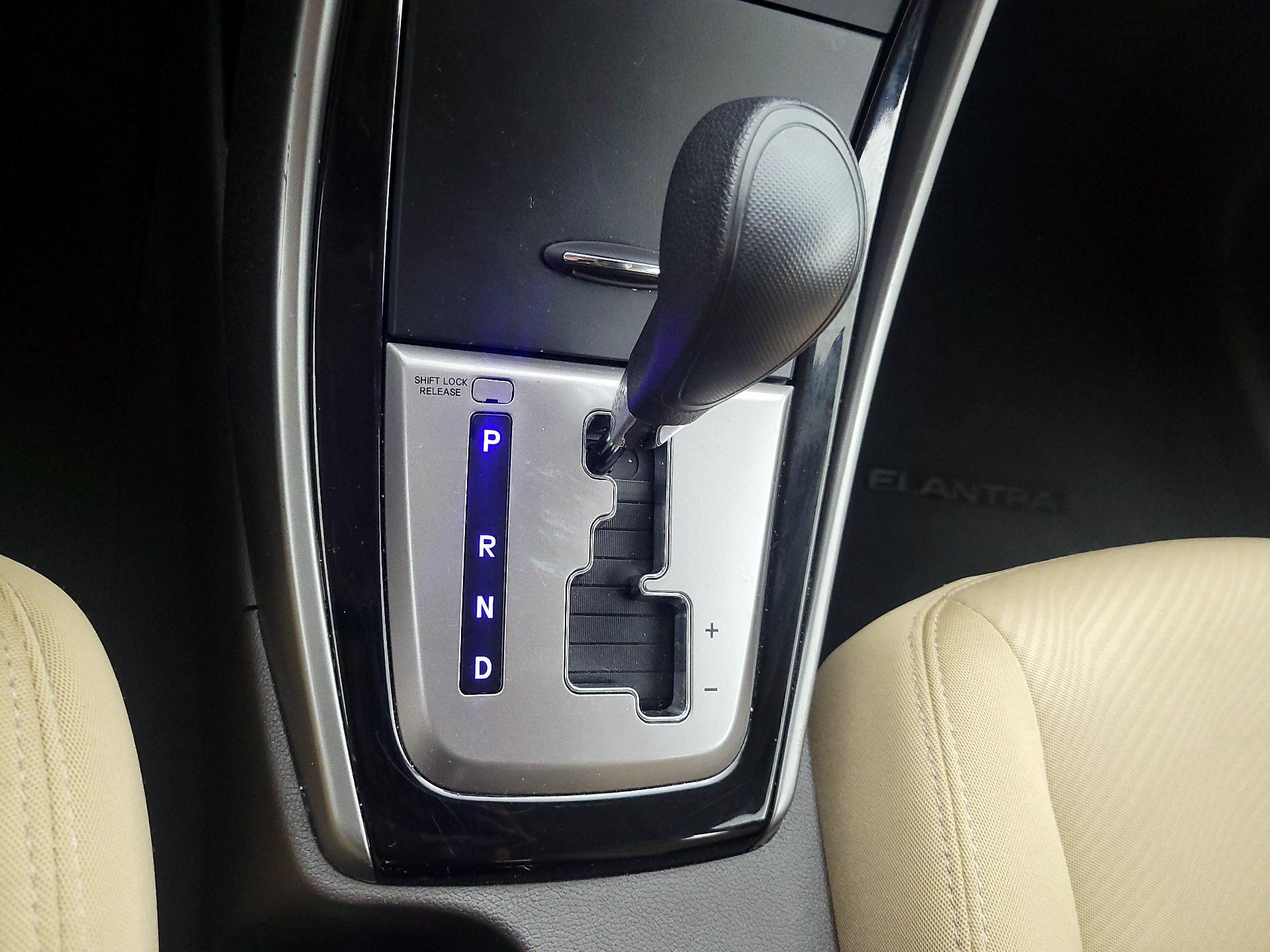 Thumbnail: 2013 Hyundai Elantra - 16