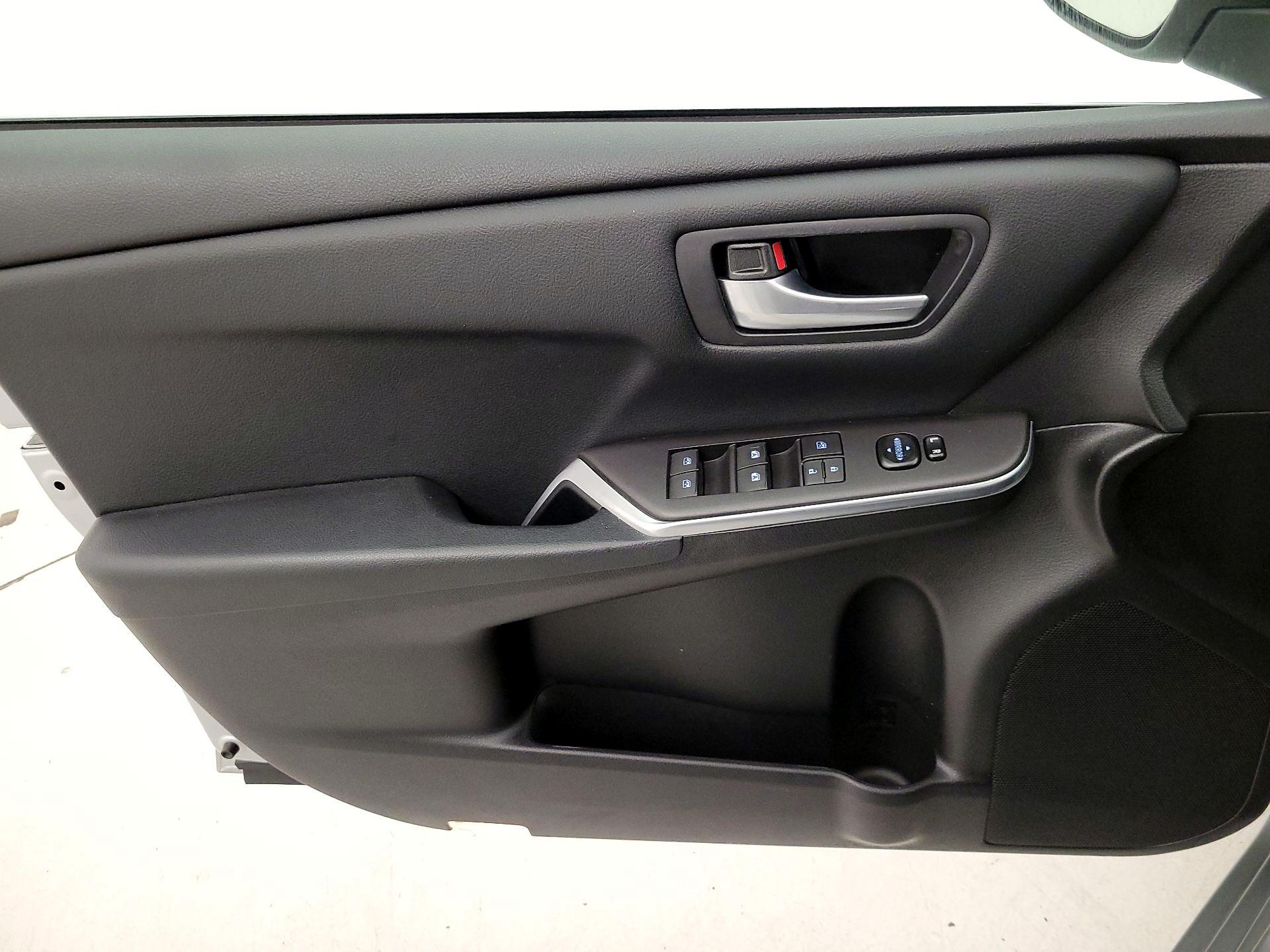 Thumbnail: 2016 Toyota Camry - 12