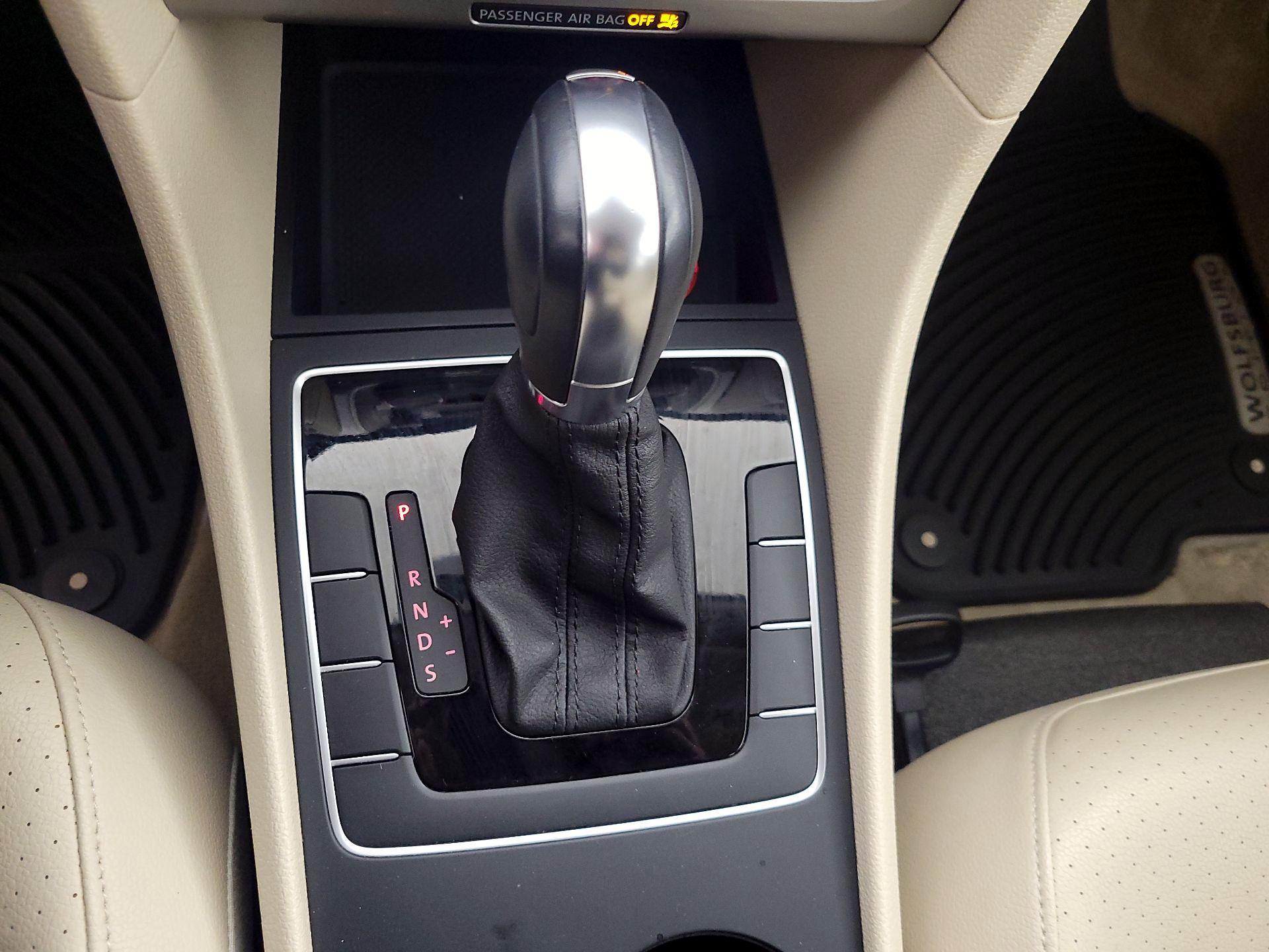 Thumbnail: 2014 Volkswagen Passat - 16