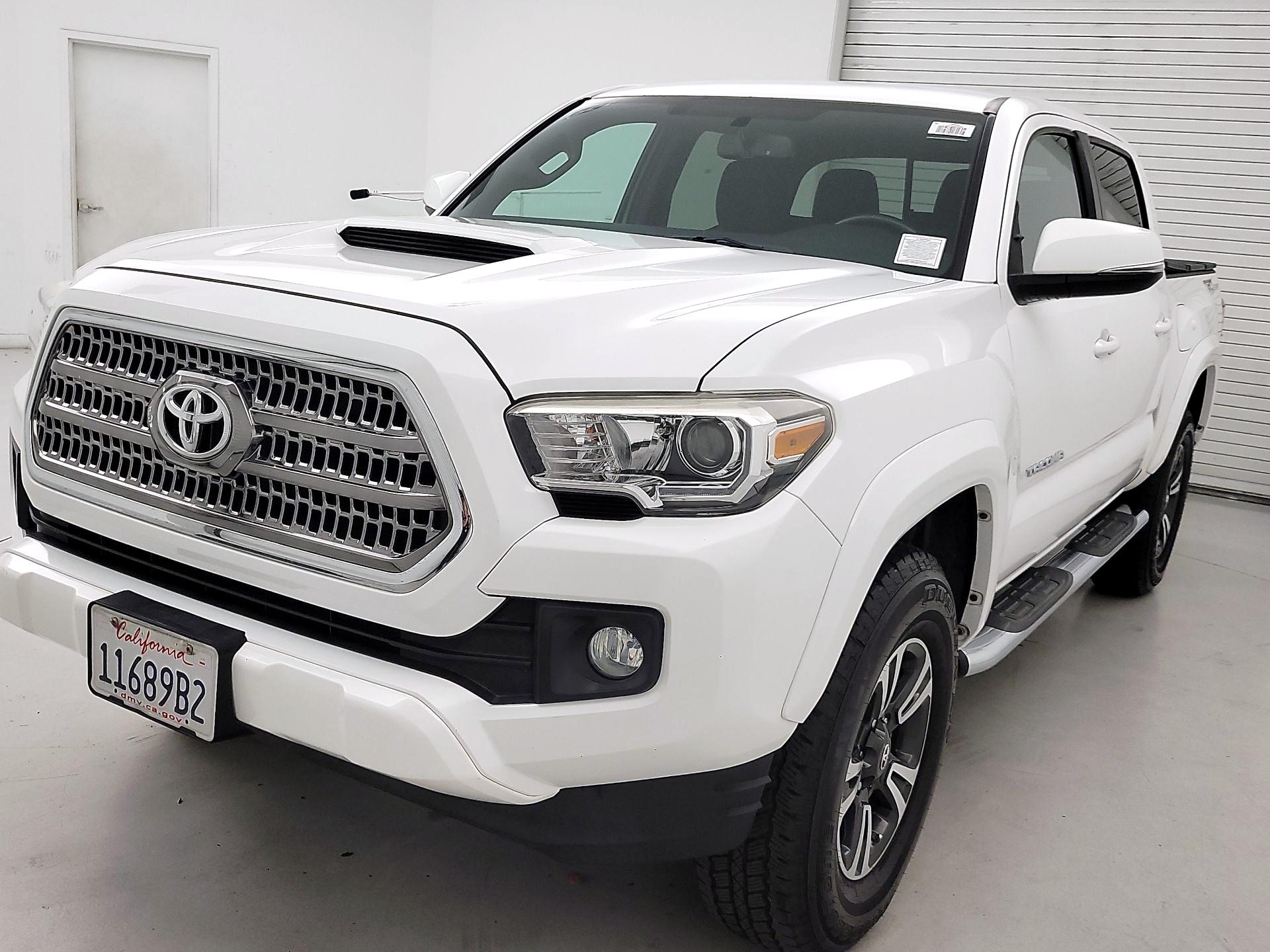 Thumbnail: 2016 Toyota Tacoma - 3