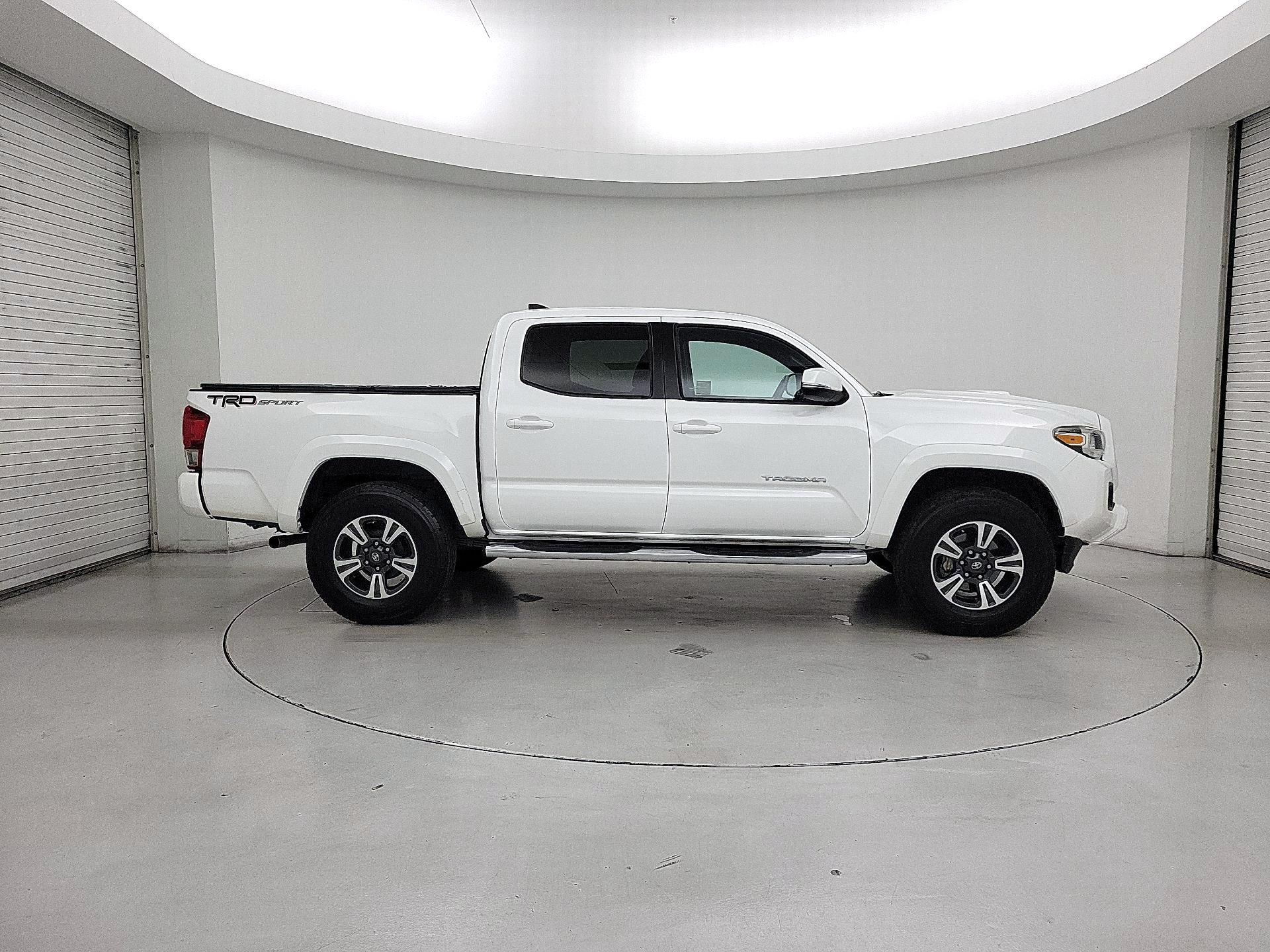 Thumbnail: 2016 Toyota Tacoma - 4
