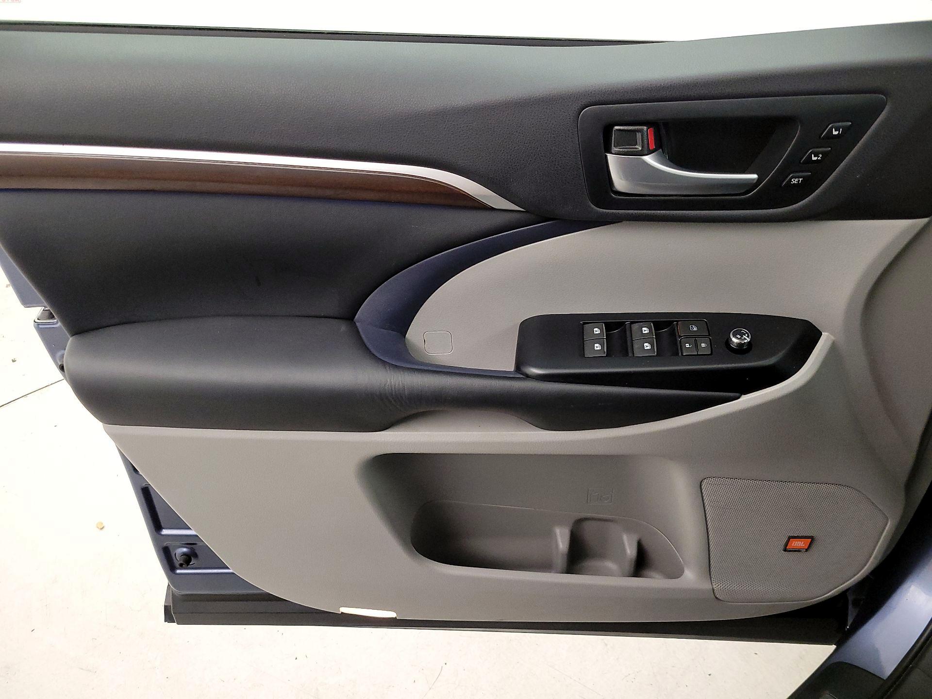 Thumbnail: 2015 Toyota Highlander - 12