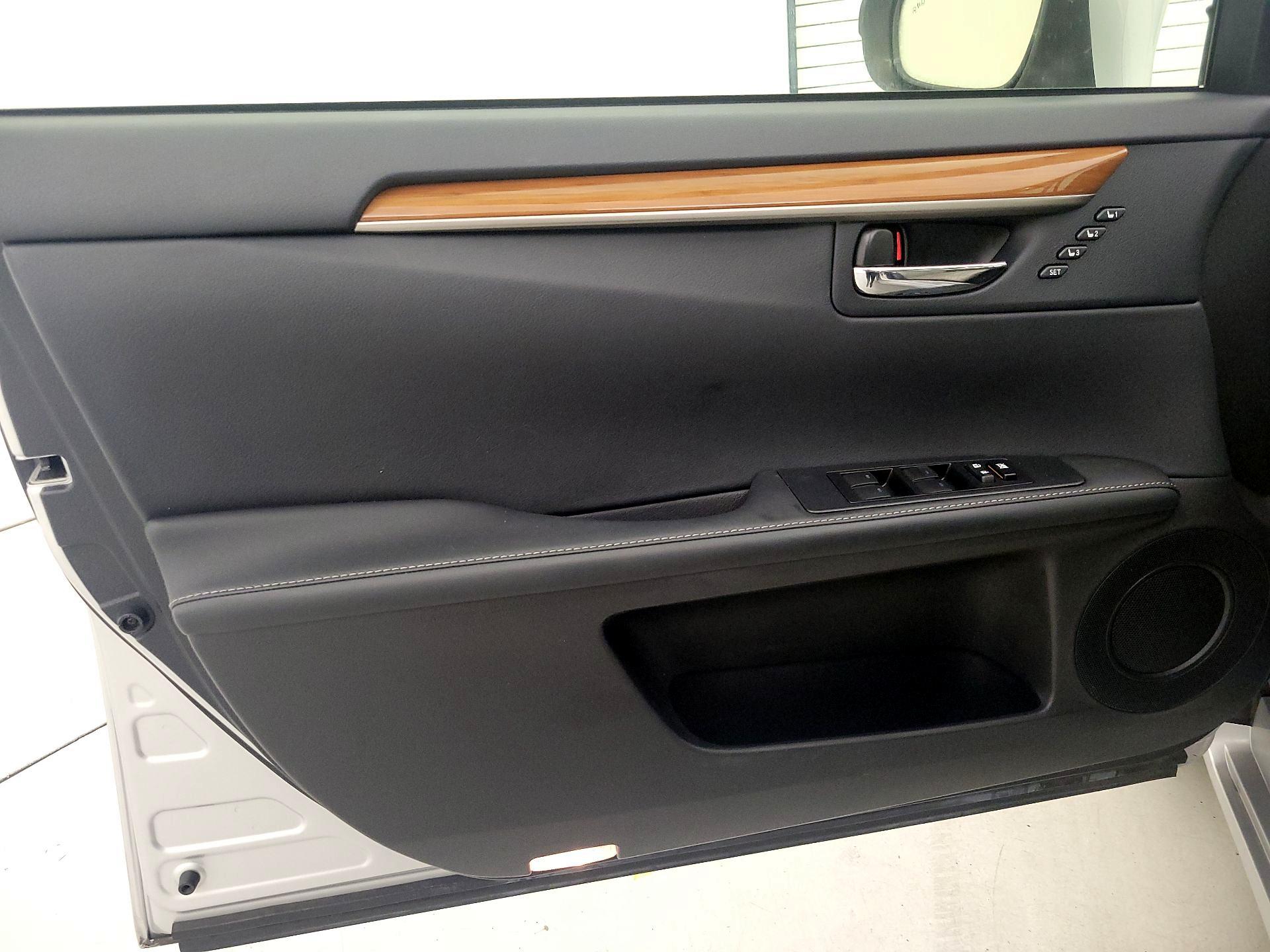 Thumbnail: 2013 Lexus ES - 12