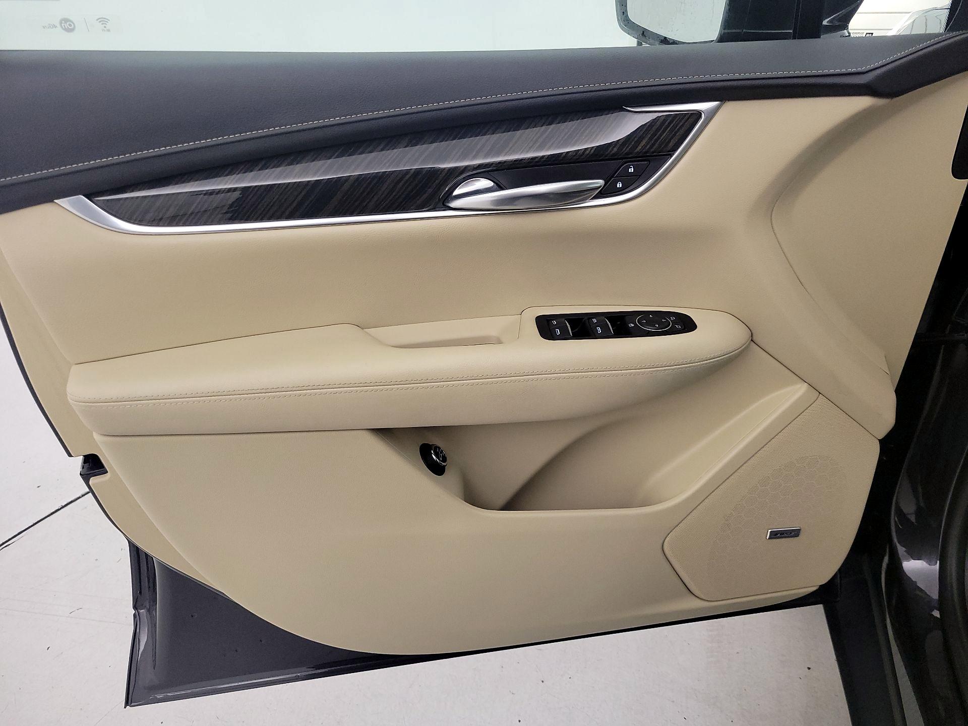 Thumbnail: 2017 Cadillac XT5 - 12